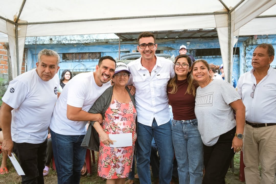 Lagyenews's tweet photo. De la caña al cacao: Andrés Guschmer proyecta a Milagro como motor agroproductivo del Guayas 🚜🌱

MILAGRO, Guayas — En el marco de sus recorridos territoriales de cara a los comicios para la Prefectura del Guayas, Andrés Guschmer visitó el cantón Milagro para dialogar de primera mano con agricultores, comerciantes y emprendedores locales sobre las necesidades del sector agroproductivo de la provincia.

Acompañado por figuras clave de su equipo como Francisco Cevallos Macías y Samia Álava Bitar, el precandidato recorrió zonas productivas y comerciales del cantón dulce. Durante el encuentro, Guschmer destacó la importancia estratégica de Milagro no solo en el cultivo tradicional de caña de azúcar y cacao fino de aroma, sino también como un nodo comercial que requiere vialidad rural eficiente y canales directos de comercialización.

"Una tierra que produce, emprende y trabaja todos los días necesita más oportunidades y mejores conexiones para crecer", subrayó Guschmer, haciendo énfasis en que el fortalecimiento de la infraestructura rural y la conectividad vial serán ejes determinantes para que el esfuerzo de las familias campesinas se traduzca en rentabilidad y desarrollo económico real.

#Milagro #GranGuayas #AgroGuayas #DesarrolloProductivo