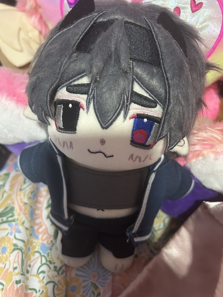 AIKuuroo's tweet photo. i have him right by my pillow so sometimes i accidentally hit him and i feel bad but other times i hit him again cause why are you in my way 💢 #pillbedbug #mudaventure https://t.co/juFyHcGwkj
