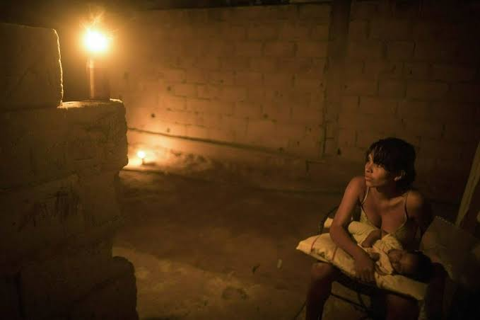 ReporteYa's tweet photo. #28Sep #Venezuela #SinLuz 
@vivassantanaj_: "¡Vivir sin luz en Venezuela! A esta hora tenemos entre 120 a 180 municipios sin electricidad en Venezuela. Los estados más afectados en el orden de gravedad este #28sep son los siguientes:  

Zulia  
Aragua  
Carabobo 
Táchira 
Mérida 
Portuguesa  
Cojedes  
Guárico 
Lara 
Falcón 
Barinas 
Apure  
Miranda 
Anzoátegui  
Sucre  
Nueva Esparta".

#PeriodismoQueResiste