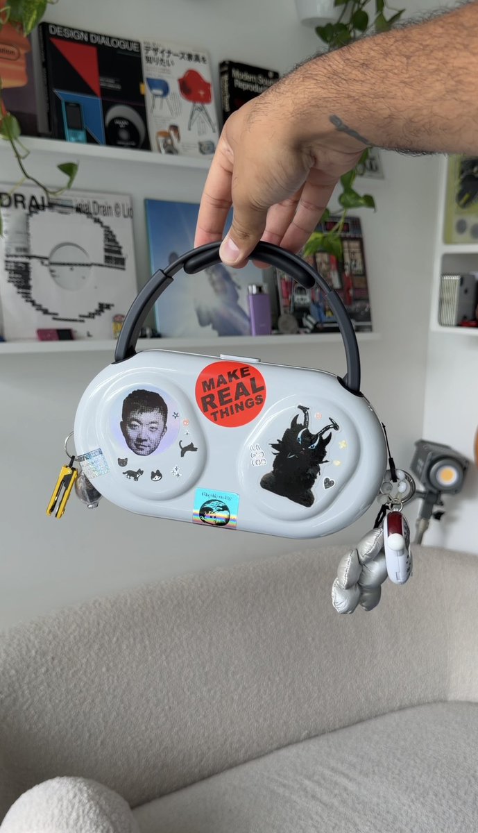 Canoopsy's tweet photo. this is why @Nothing included this case with their Headphone 1 Pro https://t.co/NLO9LnEJm3