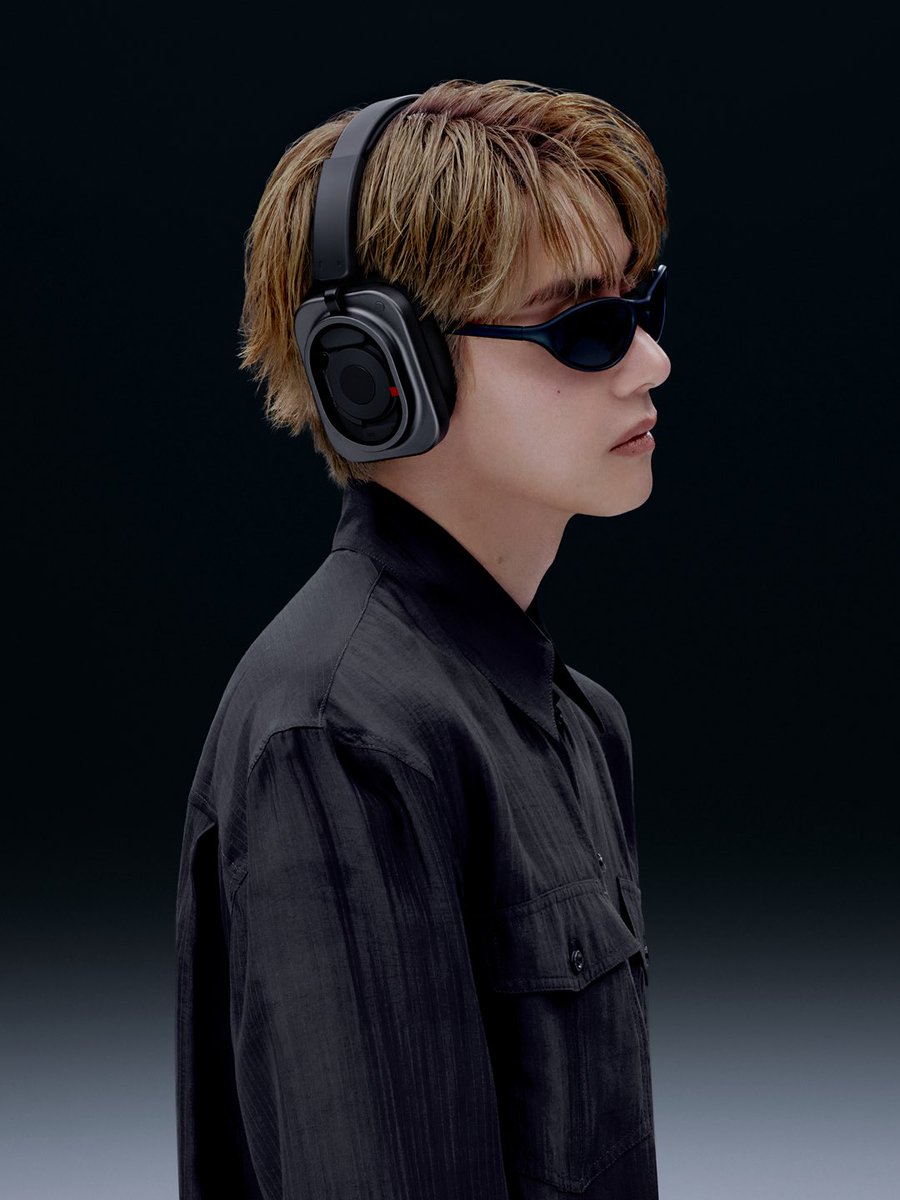 ChartUpdate_'s tweet photo. V looks incredibly handsome in Nothing’s new campaign as he joins the brand as its Global Brand Ambassador for the launch of Headphone (1) Pro.

“V steps into the crowd wearing NOTHING.” https://t.co/KorAz5Jruh