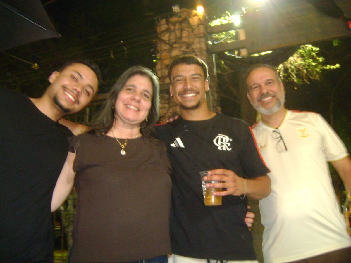 Arthur41811500's tweet photo. Família e amigos!
Era só isso que eu queria da vida! Uma cerveja, uma ilusão atrevida! 
Que me dissesse uma verdade chinesa! https://t.co/VRmQDkFYCD