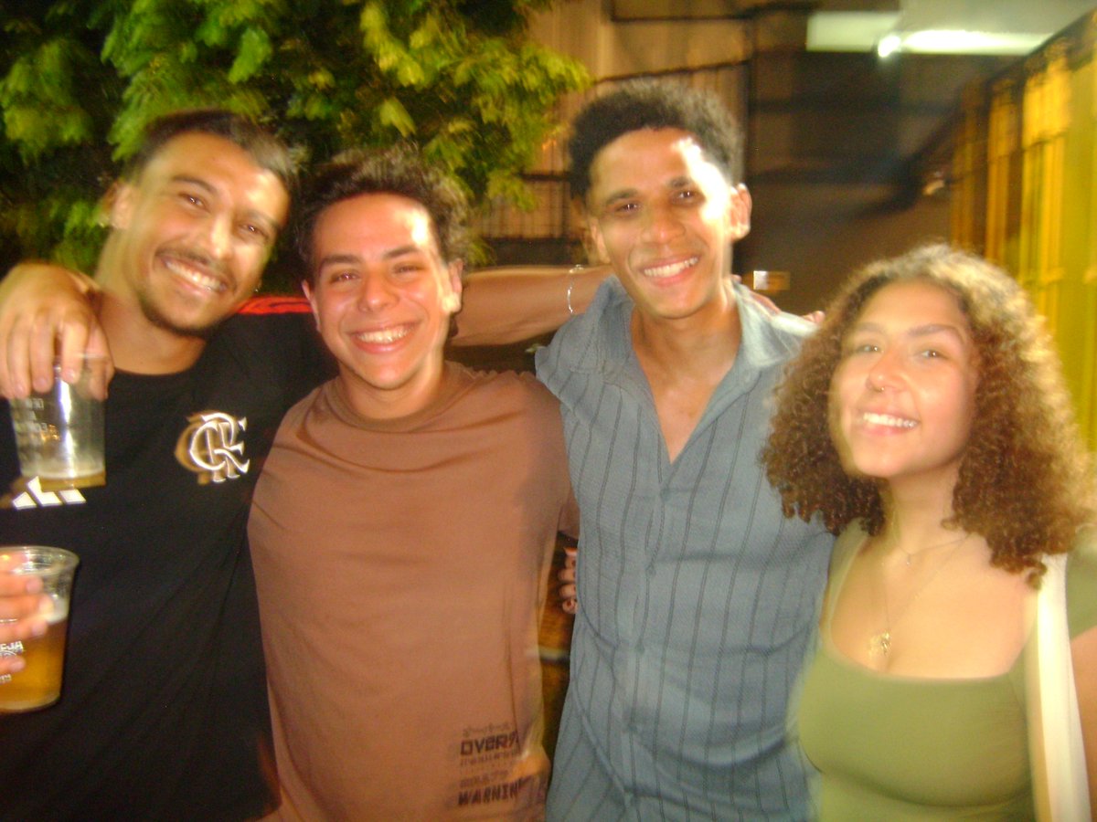 Arthur41811500's tweet photo. Família e amigos!
Era só isso que eu queria da vida! Uma cerveja, uma ilusão atrevida! 
Que me dissesse uma verdade chinesa! https://t.co/VRmQDkFYCD