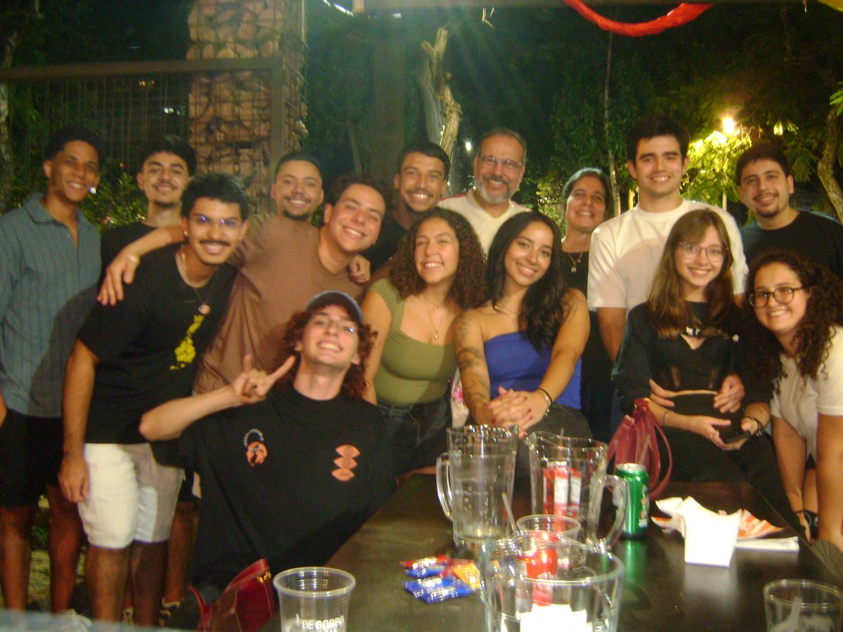 Arthur41811500's tweet photo. Família e amigos!
Era só isso que eu queria da vida! Uma cerveja, uma ilusão atrevida! 
Que me dissesse uma verdade chinesa! https://t.co/VRmQDkFYCD