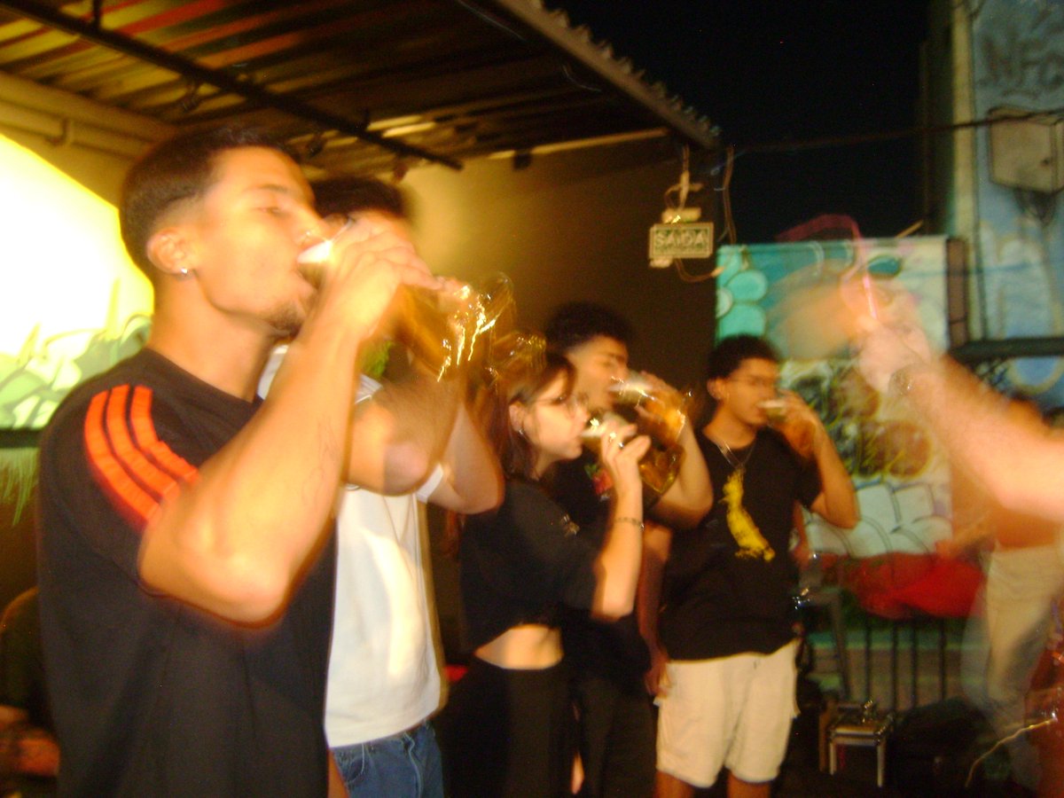 Arthur41811500's tweet photo. Família e amigos!
Era só isso que eu queria da vida! Uma cerveja, uma ilusão atrevida! 
Que me dissesse uma verdade chinesa! https://t.co/VRmQDkFYCD