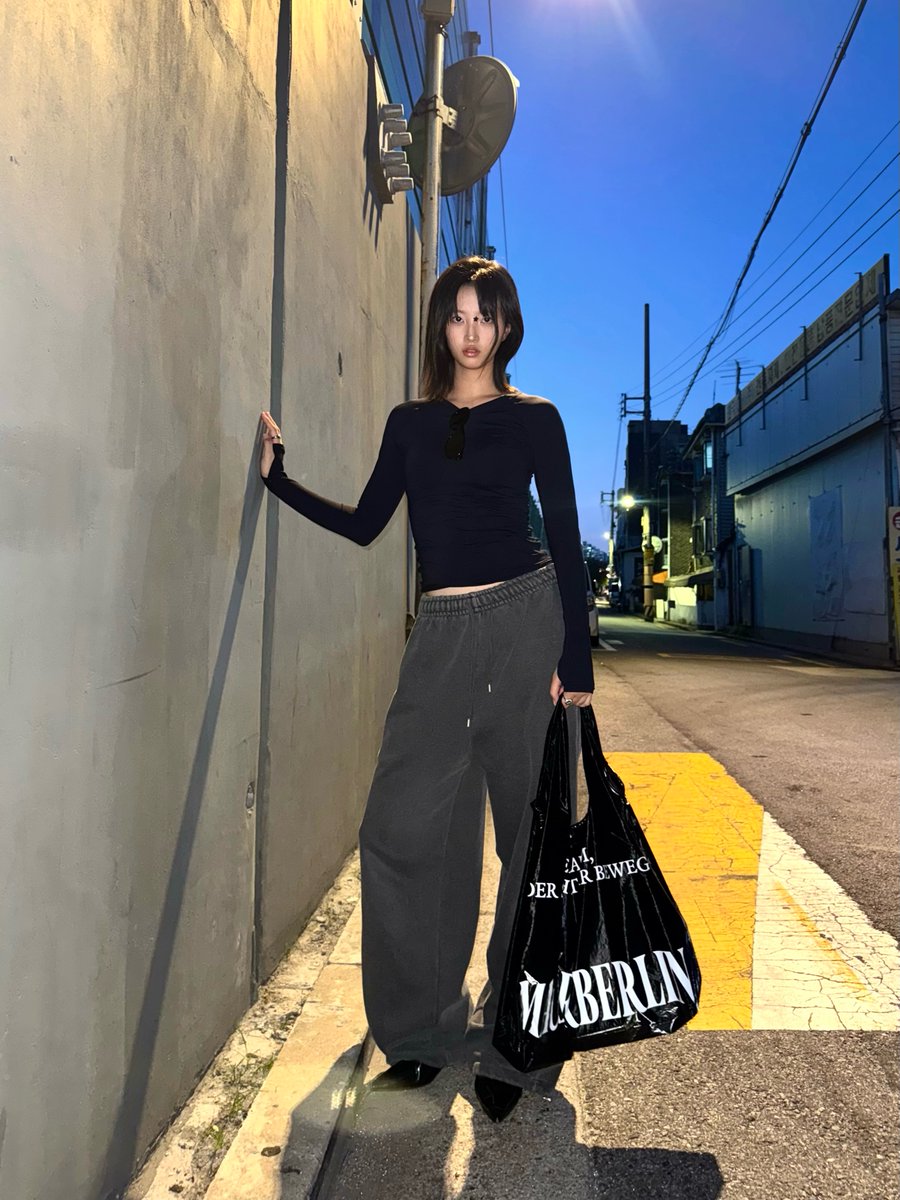 mauerberlin_'s tweet photo. 요즘 매일 들고 다니는 가방
생각보다 어디에나 잘 어울림🙂

MAUER BERLIN MIT BAG - BLACK https://t.co/RDe5k0exob