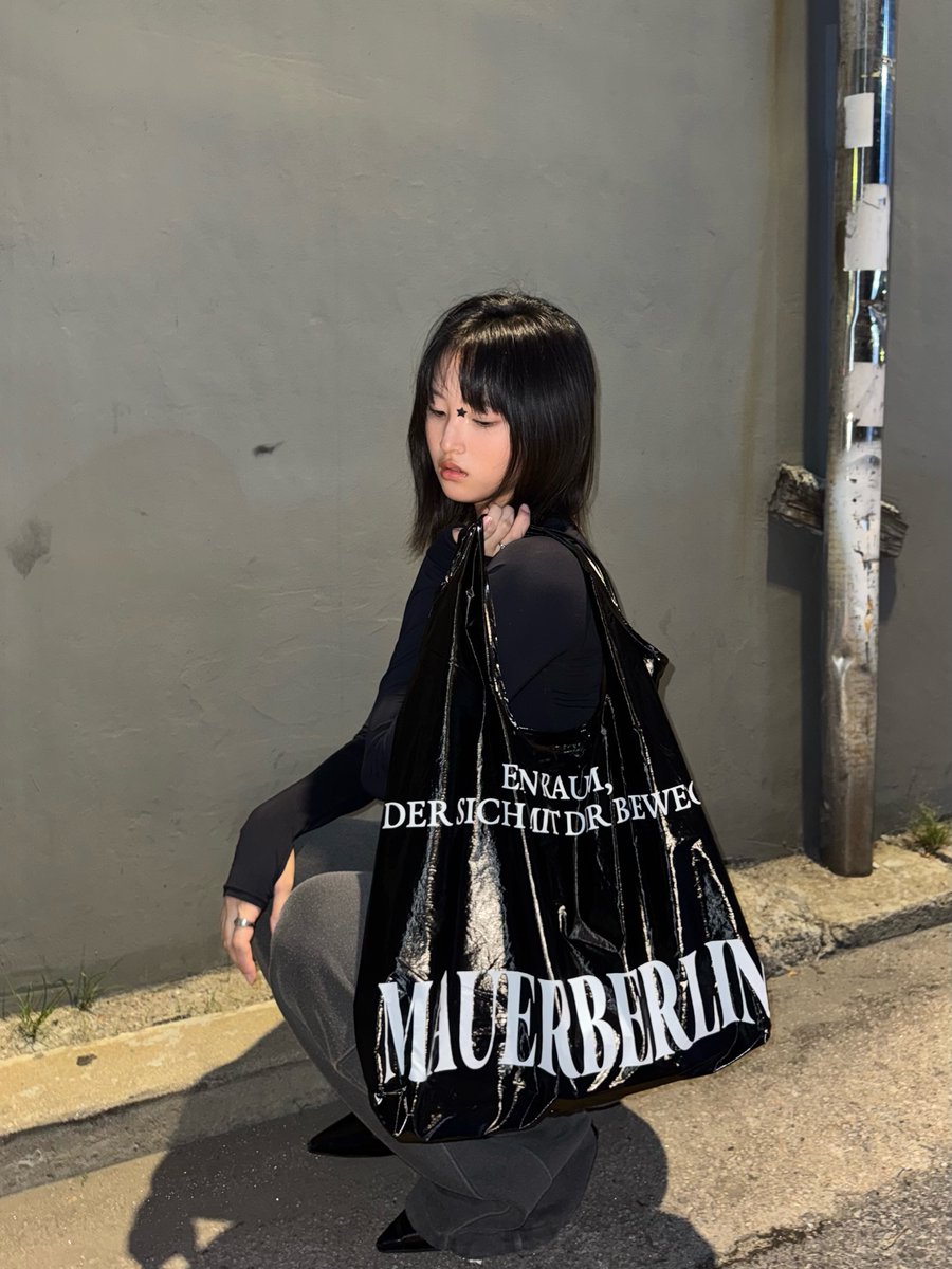 mauerberlin_'s tweet photo. 요즘 매일 들고 다니는 가방
생각보다 어디에나 잘 어울림🙂

MAUER BERLIN MIT BAG - BLACK https://t.co/RDe5k0exob