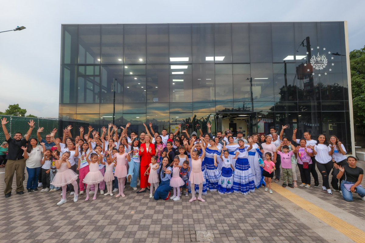 TejidoSocialSv's tweet photo. Bajo la visión del Presidente @nayibbukele , recuperamos espacios para que el talento de nuestras comunidades pueda crecer y llegar más lejos.

#TejidoSocial | #ElSalvador https://t.co/WeBgwLhte9