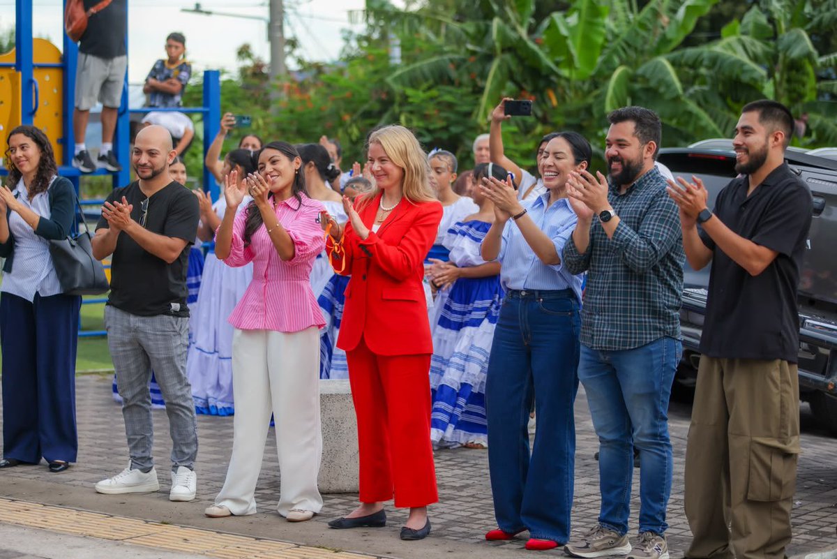 TejidoSocialSv's tweet photo. 🎭🇸🇻 | En el CUBO L12, Mejicanos recibimos a la diputada @suecallejas , a Jennifer Hale, jefa de examinadores de la Royal Academy of Dance, y al equipo del Despacho de la Primera Dama de El Salvador .
Conocieron de cerca el talento que se forma en nuestros CUBO a nivel nacional.

Folclore, breakdance, ballet y danza moderna son parte de las disciplinas que hoy abren nuevas oportunidades para nuestra niñez y juventud.

#TejidoSocial | #ElSalvador