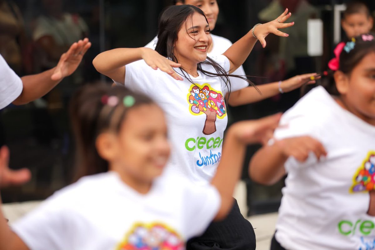 TejidoSocialSv's tweet photo. 🎭🇸🇻 | En el CUBO L12, Mejicanos recibimos a la diputada @suecallejas , a Jennifer Hale, jefa de examinadores de la Royal Academy of Dance, y al equipo del Despacho de la Primera Dama de El Salvador .
Conocieron de cerca el talento que se forma en nuestros CUBO a nivel nacional.

Folclore, breakdance, ballet y danza moderna son parte de las disciplinas que hoy abren nuevas oportunidades para nuestra niñez y juventud.

#TejidoSocial | #ElSalvador