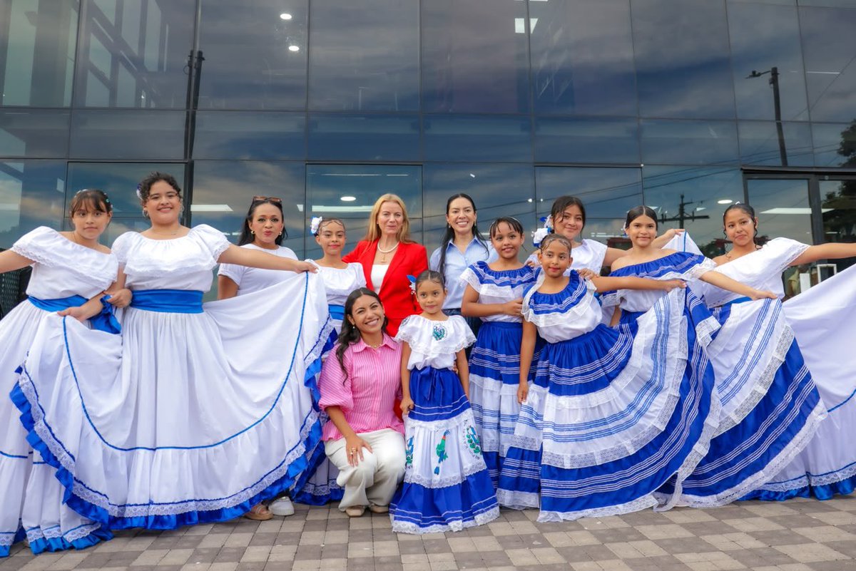 TejidoSocialSv's tweet photo. 🎭🇸🇻 | En el CUBO L12, Mejicanos recibimos a la diputada @suecallejas , a Jennifer Hale, jefa de examinadores de la Royal Academy of Dance, y al equipo del Despacho de la Primera Dama de El Salvador .
Conocieron de cerca el talento que se forma en nuestros CUBO a nivel nacional.

Folclore, breakdance, ballet y danza moderna son parte de las disciplinas que hoy abren nuevas oportunidades para nuestra niñez y juventud.

#TejidoSocial | #ElSalvador