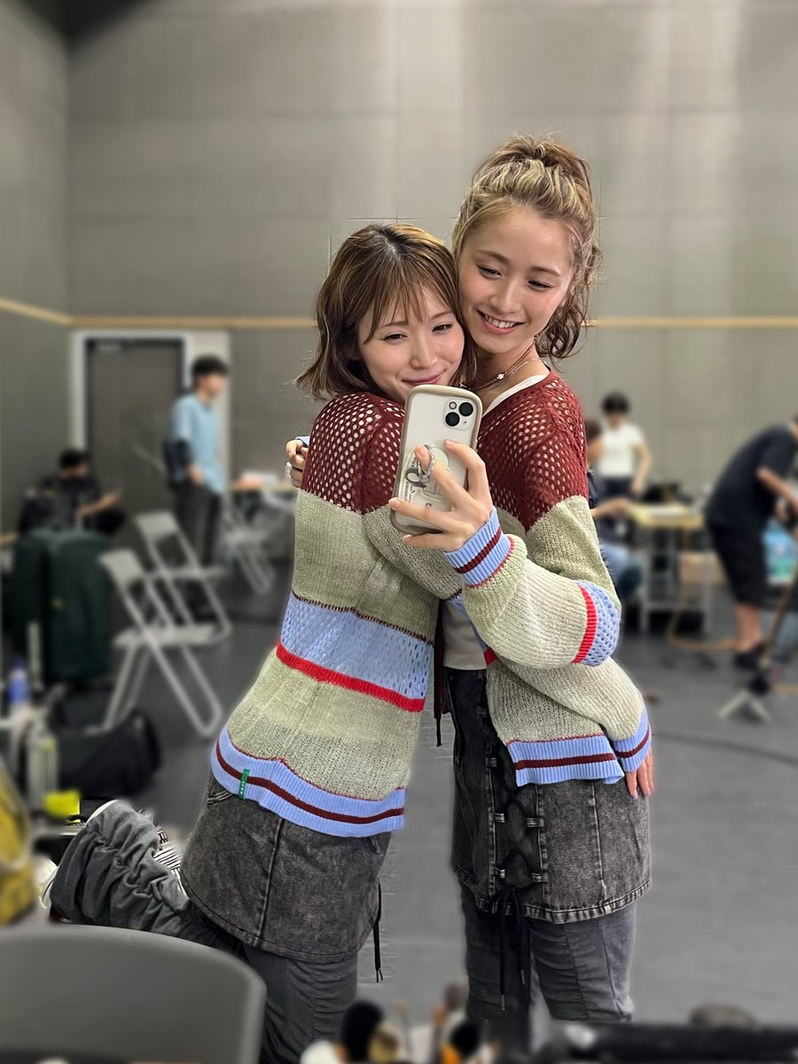 ___mayuma0216's tweet photo. 今頃気付いて申し訳ないけど
めちゃくちゃ笑った🤣🤣🤣

#松岡茉優 #宮澤佐江 #木下晴香
#dearevanhansenjp https://t.co/n7Dq35aju8