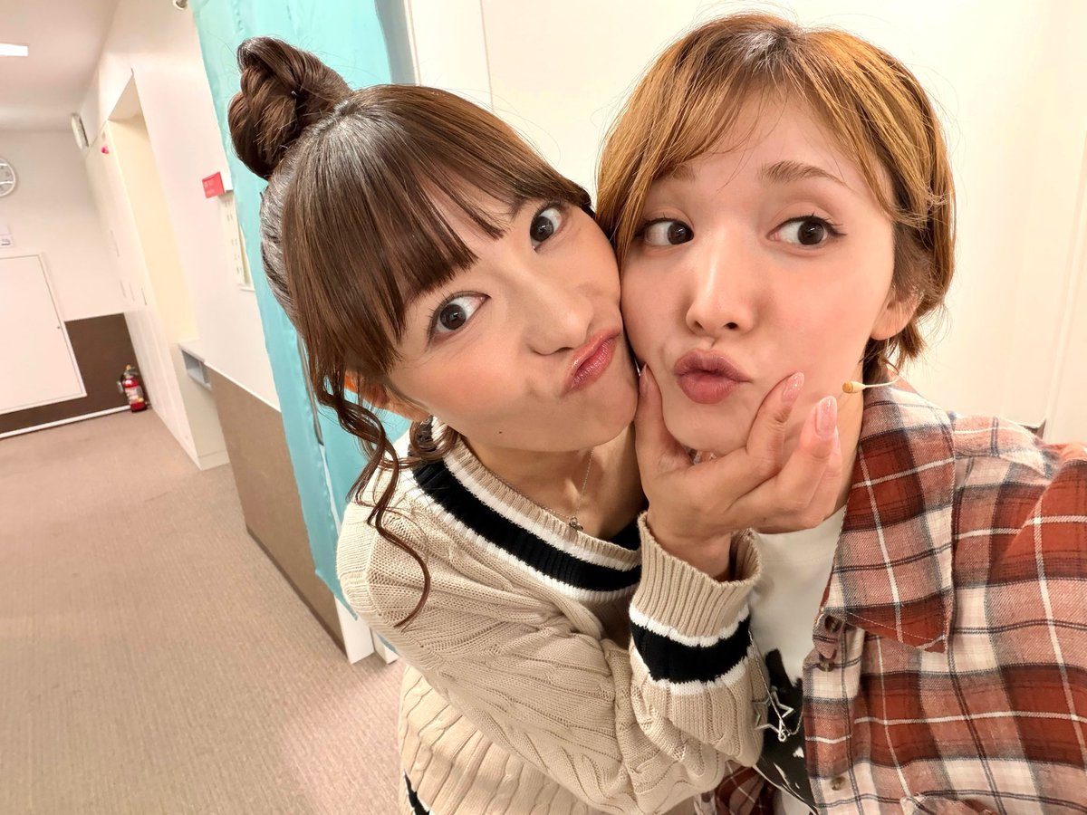 ___mayuma0216's tweet photo. 今頃気付いて申し訳ないけど
めちゃくちゃ笑った🤣🤣🤣

#松岡茉優 #宮澤佐江 #木下晴香
#dearevanhansenjp https://t.co/n7Dq35aju8