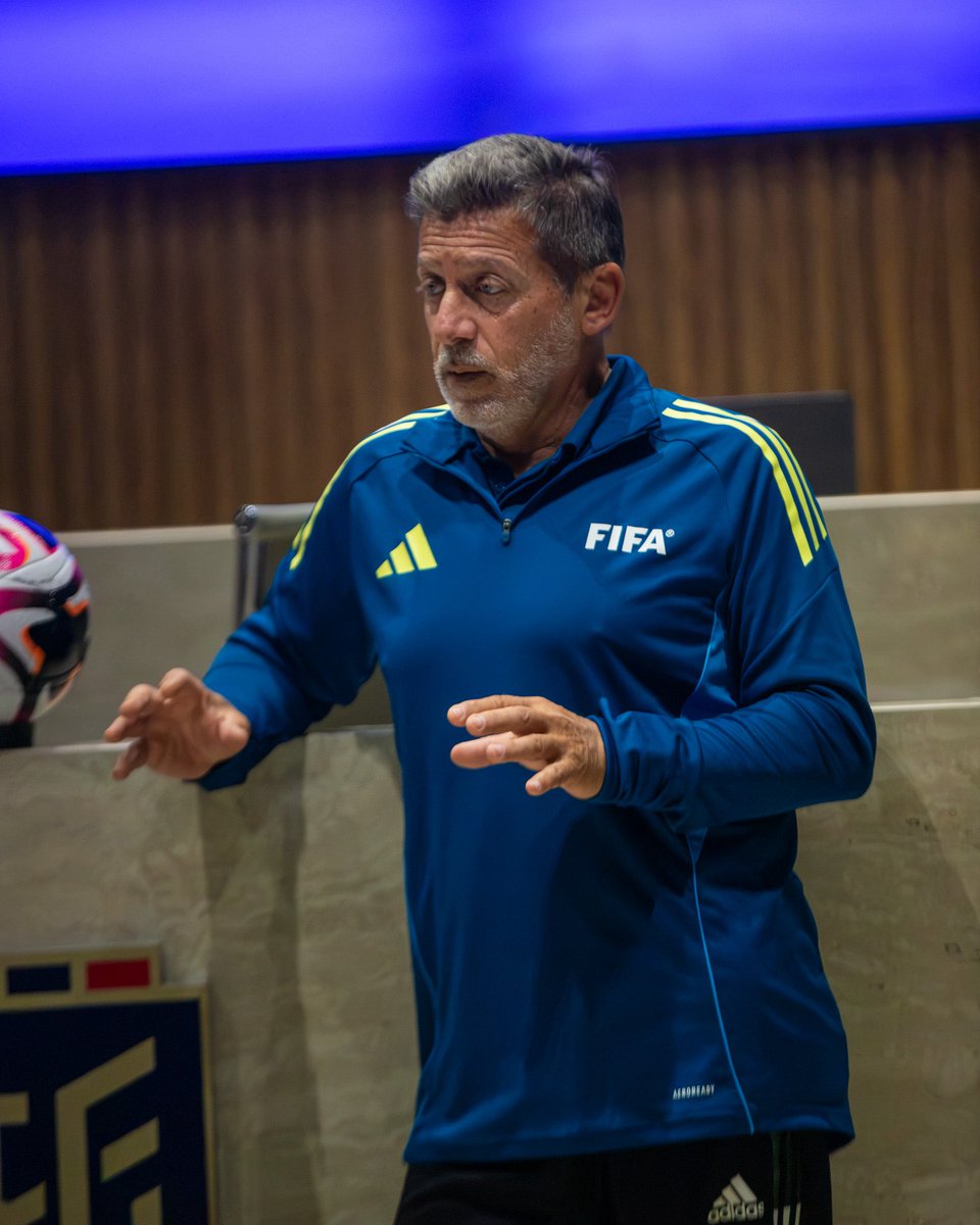 FEFecuador's tweet photo. La Comisión de Árbitros de la FEF desarrolla el Curso FIFA RAP para preparadores físicos de las Asociaciones Provinciales de Árbitros, fortaleciendo sus conocimientos y herramientas para la formación y preparación arbitral.

🗓️ Del 28 al 30 de septiembre. https://t.co/7vmb5xHga2