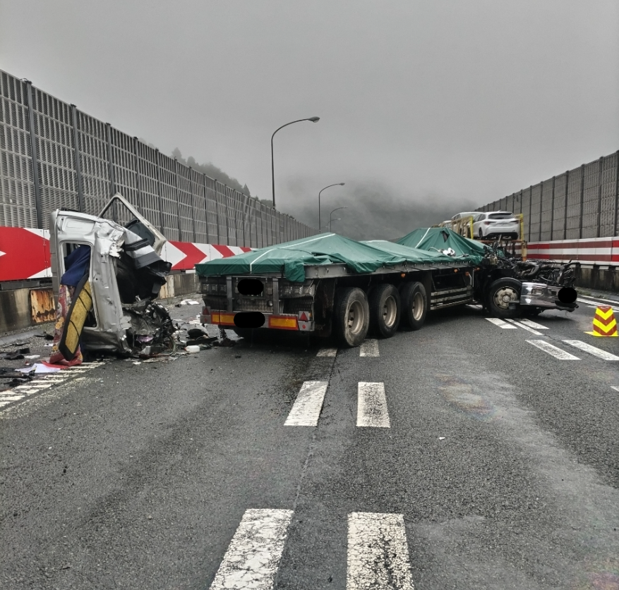c_nexco_tokyo's tweet photo. 【E1 #東名 #事故 #渋滞 情報】
10時58分現在
上り線(東京方面)
区間：足柄スマートIC～大井松田IC
場所：吾妻山トンネル先
概要：貨物単独横転 / 人身事故
状況：見分中 / 左側2車線規制
現場を先頭に渋滞 6 km
交通情報 https://t.co/sFMlpJTqP6 https://t.co/1OgFNWFQug