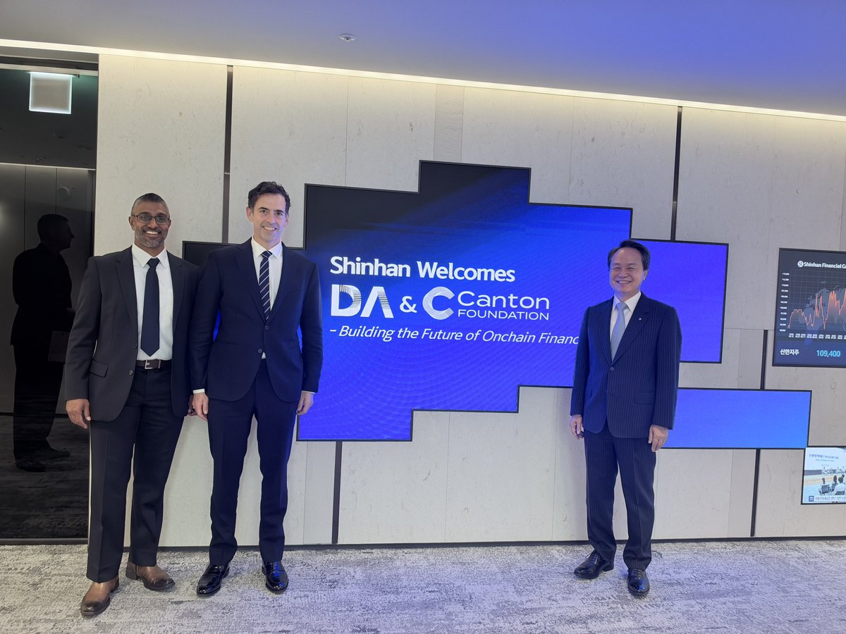 YuvalRooz's tweet photo. Was an honor to spend time with the Group CEO of @ShinhanBankENG. Exciting things happening in Korea. https://t.co/AECrzoDbh7