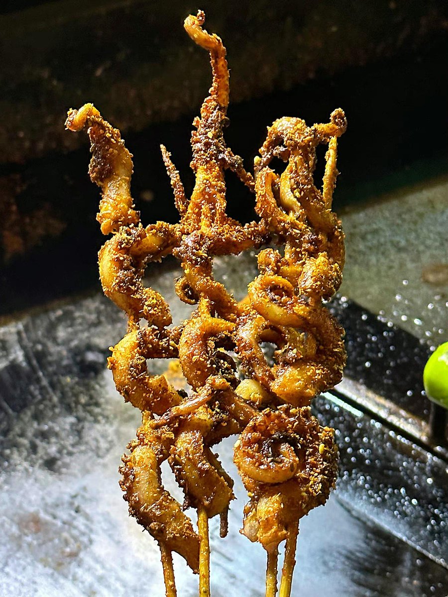 joann41of2's tweet photo. Craving crispy street food This golden fried squid skewer with tangy chili sauce hits different at the night market https://t.co/Hw7qwg84Jc