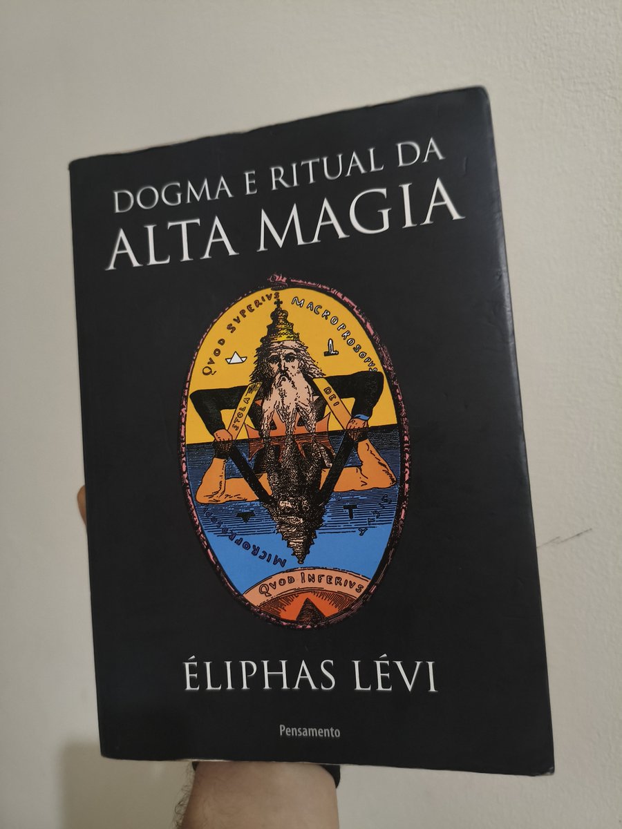 nikolaitarot's tweet photo. Cartomigos, qual livro estão lendo atualmente? 
Eu estou lendo esse que finalmente ganhei a versão física https://t.co/GRnZKNO931