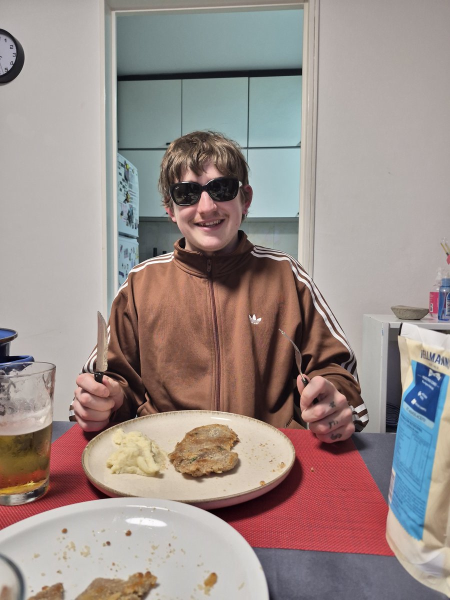 Dillomillonario's tweet photo. +Mama, Dillom quiere otra Milanesa.

- Mentira Señora! https://t.co/FkdEGFOd7r