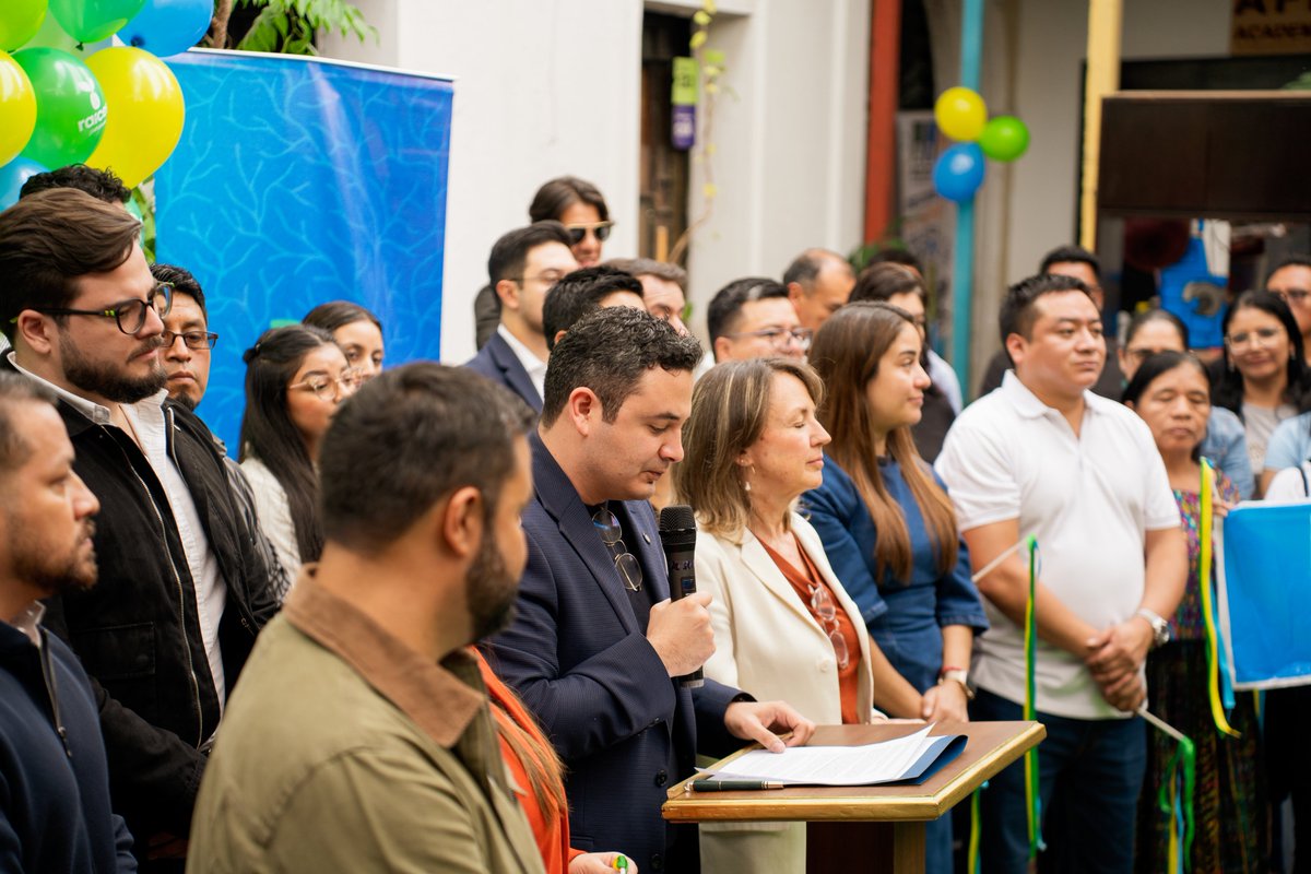 samuel_pz's tweet photo. Hoy estamos muy felices porque, contra todo pronóstico, les volvimos a ganar a los enemigos de Guatemala, y después de más de un año de trabajo con la gente el TSE ya inscribió a Raíces como partido político.

Esto pasó después de que los cobardes Fredy Orellana, Consuelo Porras y Rafael Curruchiche nos cancelaran Semilla injustamente, solo porque ganamos.

Aun así les dimos la vuelta y logramos volver a inscribir el partido, pero ahora con más fuerza. El TSE nos pedía 28 mil firmas y la UNE de Sandra Torres pidió una auditoría especial para revisarlas una por una, y lo que pasó fue que logramos 42 mil personas afiliadas, sin pagar una sola y sin regalar nada. Hoy, antes de empezar, ya somos el segundo partido con más afiliados de todo el país.

Un reconocimiento total a cada militante de Raíces, este es el resultado de un esfuerzo colectivo en todos los departamentos de nuestro país.

Y ahora sí. Quienes querían preocupar al pueblo de Guatemala con cárcel y con exilio para la gente honesta, llegó el momento de que se preocupen ellos. Porque esta vez vamos por todo y nada va a impedirlo 🇬🇹🌳🍋
