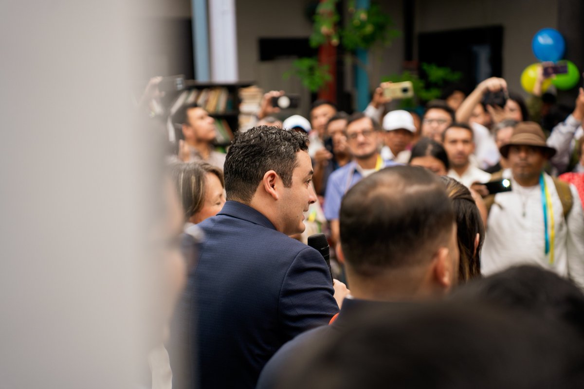 samuel_pz's tweet photo. Hoy estamos muy felices porque, contra todo pronóstico, les volvimos a ganar a los enemigos de Guatemala, y después de más de un año de trabajo con la gente el TSE ya inscribió a Raíces como partido político.

Esto pasó después de que los cobardes Fredy Orellana, Consuelo Porras y Rafael Curruchiche nos cancelaran Semilla injustamente, solo porque ganamos.

Aun así les dimos la vuelta y logramos volver a inscribir el partido, pero ahora con más fuerza. El TSE nos pedía 28 mil firmas y la UNE de Sandra Torres pidió una auditoría especial para revisarlas una por una, y lo que pasó fue que logramos 42 mil personas afiliadas, sin pagar una sola y sin regalar nada. Hoy, antes de empezar, ya somos el segundo partido con más afiliados de todo el país.

Un reconocimiento total a cada militante de Raíces, este es el resultado de un esfuerzo colectivo en todos los departamentos de nuestro país.

Y ahora sí. Quienes querían preocupar al pueblo de Guatemala con cárcel y con exilio para la gente honesta, llegó el momento de que se preocupen ellos. Porque esta vez vamos por todo y nada va a impedirlo 🇬🇹🌳🍋