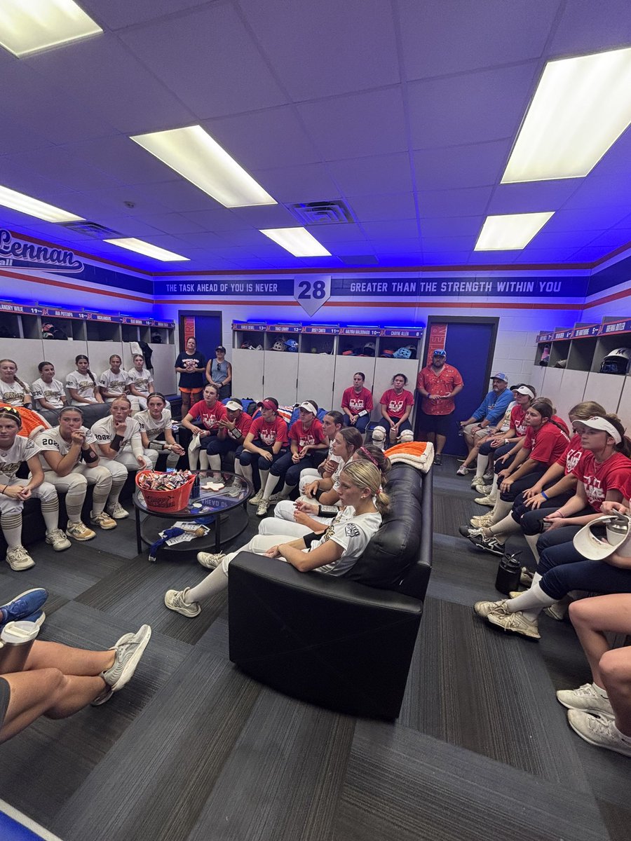 TXBlz16uGoldFut's tweet photo. Tour stop #3 and we brought our KTX Gold friends along with us for camp and scrimmage time at @McLennan_SB! Big thanks to @CoachJ_22 and @CoachBerry33 for pouring into our girls , speaking truths, and looking to directly invest into some futures! https://t.co/Yv3y9CepUV