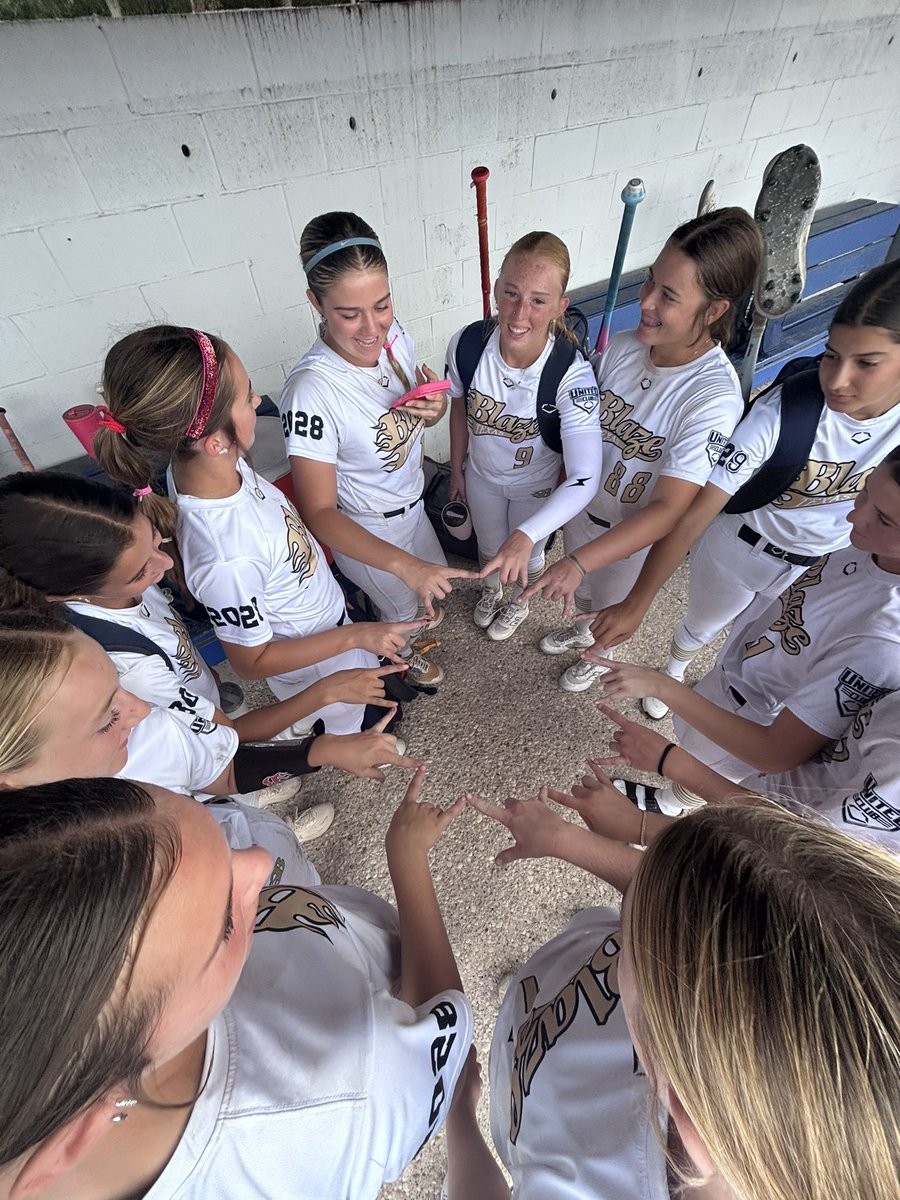 TXBlz16uGoldFut's tweet photo. Tour stop #3 and we brought our KTX Gold friends along with us for camp and scrimmage time at @McLennan_SB! Big thanks to @CoachJ_22 and @CoachBerry33 for pouring into our girls , speaking truths, and looking to directly invest into some futures! https://t.co/Yv3y9CepUV
