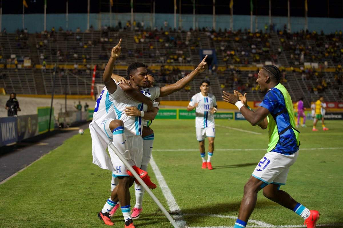 oscarbebeto's tweet photo. 🔥 ¡GANÓ LA H!  ¡GANÓ HONDURAS! 
Como debe de ser y es una OBLIGACIÓN, QUEREMOS RESULTADOS 
Con anotación de Keyrol Figueroa  logra llevarse 3 puntos en Kingston, JAMAICA. https://t.co/Z2LGxV7GVW