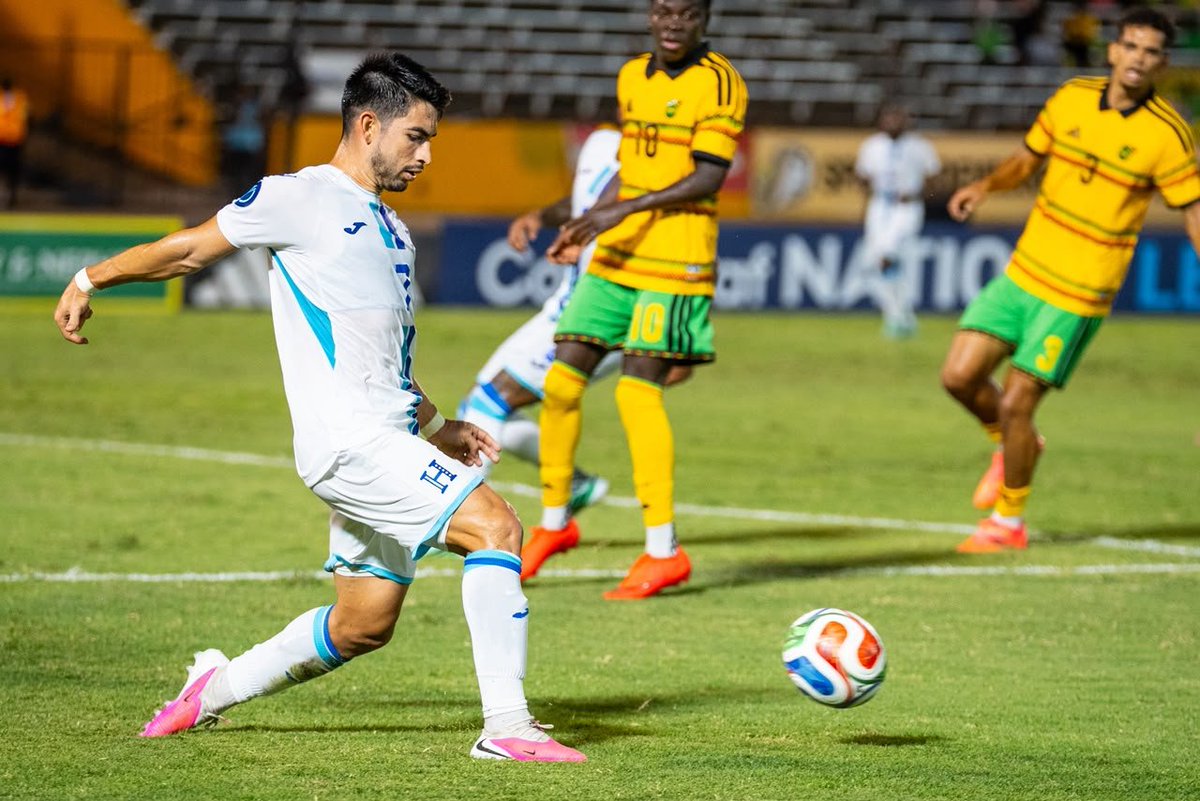 oscarbebeto's tweet photo. 🔥 ¡GANÓ LA H!  ¡GANÓ HONDURAS! 
Como debe de ser y es una OBLIGACIÓN, QUEREMOS RESULTADOS 
Con anotación de Keyrol Figueroa  logra llevarse 3 puntos en Kingston, JAMAICA. https://t.co/Z2LGxV7GVW