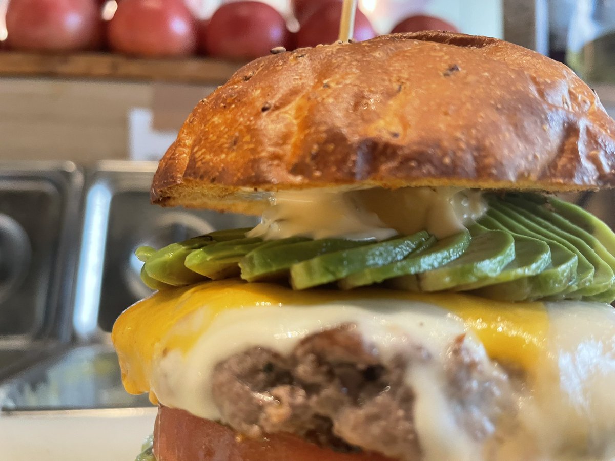 CHILLAXBURGER's tweet photo. 今日も元気にオープンしました😆

食べ応えあるバーガーはいかがですか？🍔

ランチ 11:00〜15:00(LO14:30)  
ディナー 17:00〜21:00(LO20:30)
※パティが切れ次第閉店する場合がございます。  

#バーガー #ハンバーガー #池袋ランチ #池袋 #サンシャイン池袋 #池袋アニメイト https://t.co/7FszFIGvh9