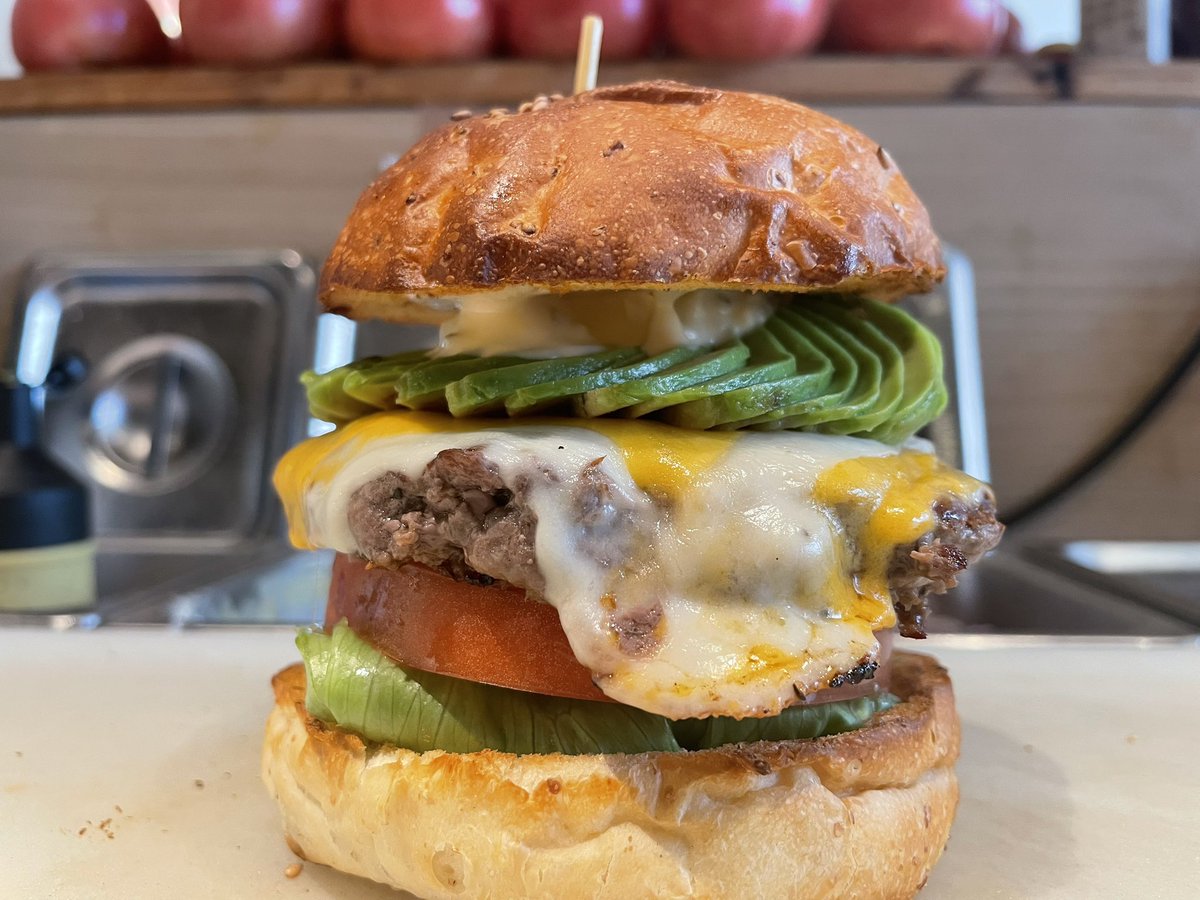 CHILLAXBURGER's tweet photo. 今日も元気にオープンしました😆

食べ応えあるバーガーはいかがですか？🍔

ランチ 11:00〜15:00(LO14:30)  
ディナー 17:00〜21:00(LO20:30)
※パティが切れ次第閉店する場合がございます。  

#バーガー #ハンバーガー #池袋ランチ #池袋 #サンシャイン池袋 #池袋アニメイト https://t.co/7FszFIGvh9