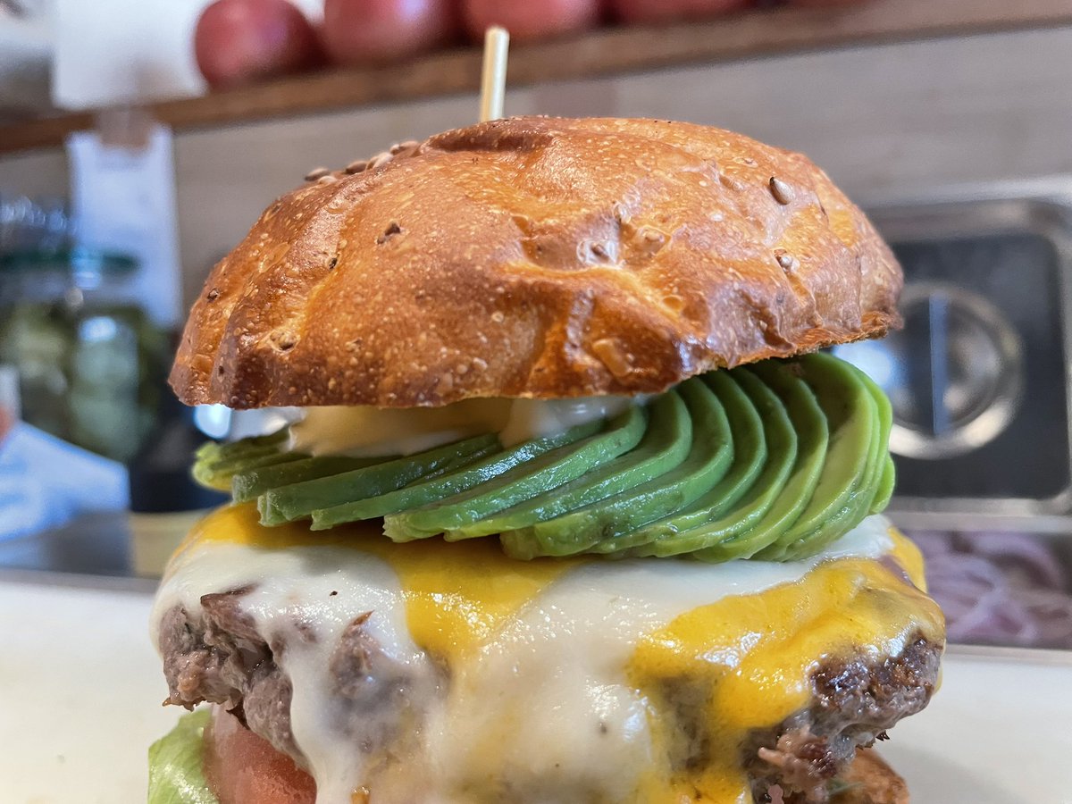 CHILLAXBURGER's tweet photo. 今日も元気にオープンしました😆

食べ応えあるバーガーはいかがですか？🍔

ランチ 11:00〜15:00(LO14:30)  
ディナー 17:00〜21:00(LO20:30)
※パティが切れ次第閉店する場合がございます。  

#バーガー #ハンバーガー #池袋ランチ #池袋 #サンシャイン池袋 #池袋アニメイト https://t.co/7FszFIGvh9