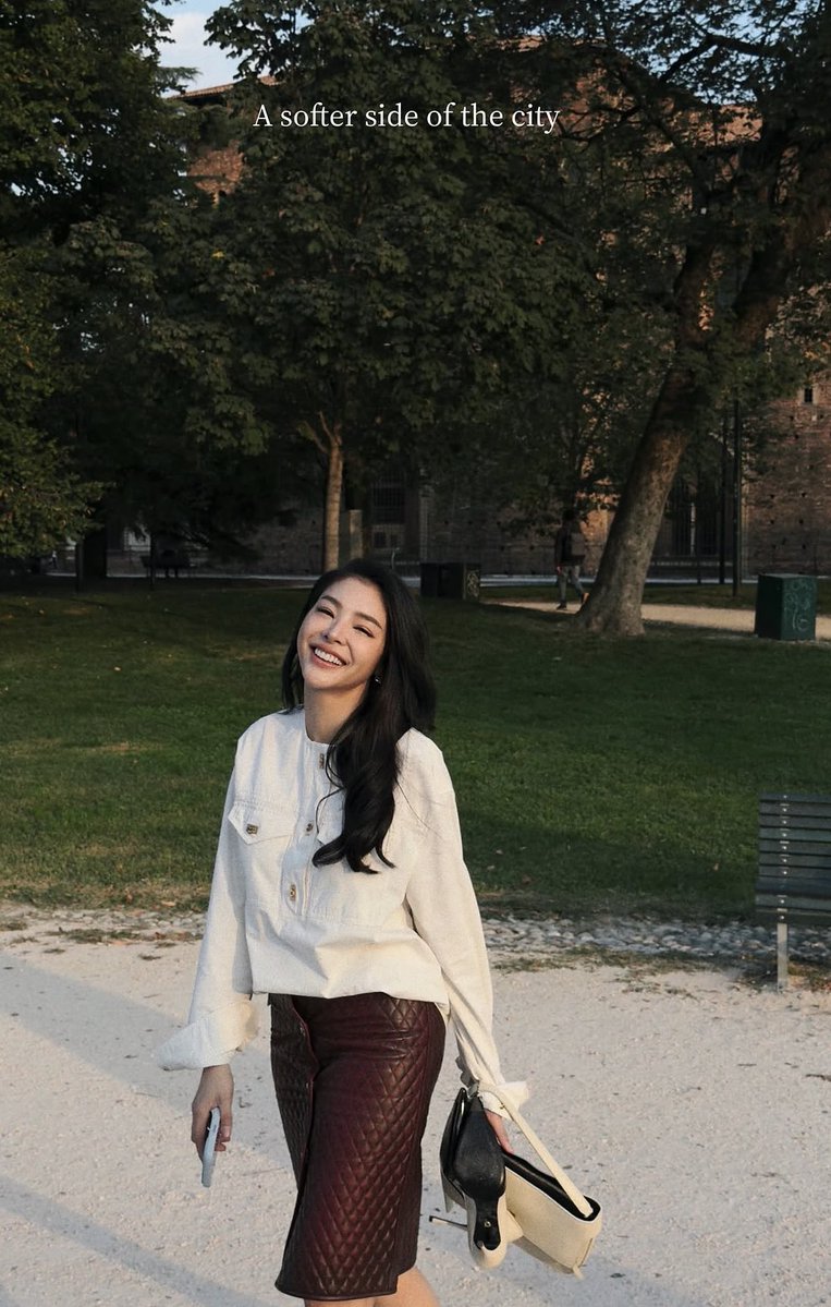 liveyourtruth00's tweet photo. This side of Faye being completely natural, carefree and simply herself. No celebrity pose just a woman enjoying a beautiful moment in her life and smiling from the heart. There’s something so beautifully human about this photo 🥹

#FerragamoxFaye
#Ferragamoss27
 #FayePeraya https://t.co/THQiUHUrHx