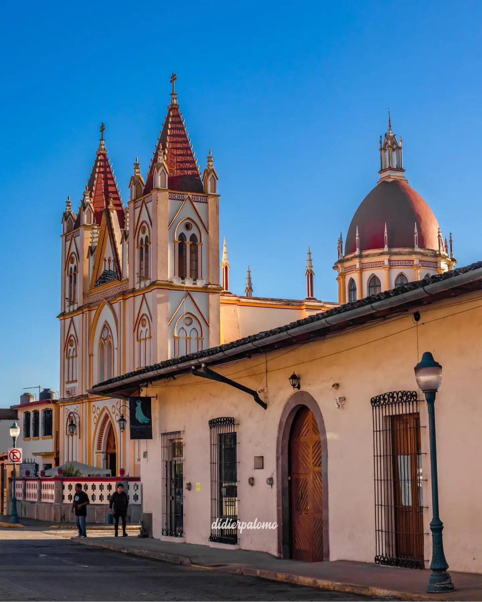 EspirituCurioso's tweet photo. Este pueblo mexicano forma parte de la región cafetalera de Veracruz. ¿Sabes cuál es?

Es Coatepec, Veracruz, un Pueblo Mágico ubicado en las faldas del Cofre de Perote y reconocido por su tradición cafetalera. Las primeras plantas de café llegaron desde Cuba en 1808 y fueron sembradas en la Hacienda de Zimpizahua. Desde entonces, el café terminó convirtiéndose en parte de la identidad de este lugar.

Pero Coatepec no se entiende solamente por su café. Basta caminar por sus calles para encontrarse con casas antiguas, calles empedradas, patios interiores y edificios que conservan buena parte de la historia de la ciudad.

De hecho, su centro histórico fue declarado Zona de Monumentos Históricos en el año 2000. La zona protegida comprende 49 manzanas y reúne 374 inmuebles de valor histórico, construidos principalmente entre los siglos XVII y XIX.

Entre ellos están varios edificios religiosos, y uno de los que más llama la atención es el templo de Nuestro Señor del Calvario, el que aparece en esta imagen.

Su historia es bastante particular. El proyecto comenzó a construirse alrededor de 1856 sobre una colina y el templo que vemos actualmente era originalmente la capilla de un proyecto mucho más grande que nunca llegó a terminarse.

La construcción avanzó poco a poco mediante el sistema de faenas, es decir, con el trabajo de los propios habitantes. En 1879 se cerró el arco correspondiente a la cúpula, pero todavía faltaban muchos años para que el templo adquiriera el aspecto que tiene actualmente.

Las dos torres que hoy dominan la fachada quedaron terminadas hasta 1946 y 1947, casi nueve décadas después del inicio de las obras.

Su arquitectura tiene una marcada influencia neogótica. Los arcos apuntados, las formas alargadas, los pináculos, los elementos decorativos y las torres hacen que destaque bastante entre las construcciones tradicionales de Coatepec.

Y no es la única iglesia histórica del pueblo. La Parroquia de San Jerónimo, el Sagrado Corazón de Jesús, Nuestra Señora de Guadalupe y la Iglesia de la Luz también forman parte de la Zona de Monumentos Históricos.

Incluso el nombre de Coatepec tiene origen náhuatl. Viene de cóatl, culebra, y tépetl, cerro, por lo que significa “En el Cerro de las Culebras”.

Por eso, entre el café, las casas antiguas, las calles empedradas y sus iglesias, Coatepec terminó construyendo una identidad que va mucho más allá de ser conocido como un pueblo cafetalero.

Espíritu Curioso, ¿ya conocías Coatepec o lo acabas de descubrir? 😀

📸 IG: didierpalomo
