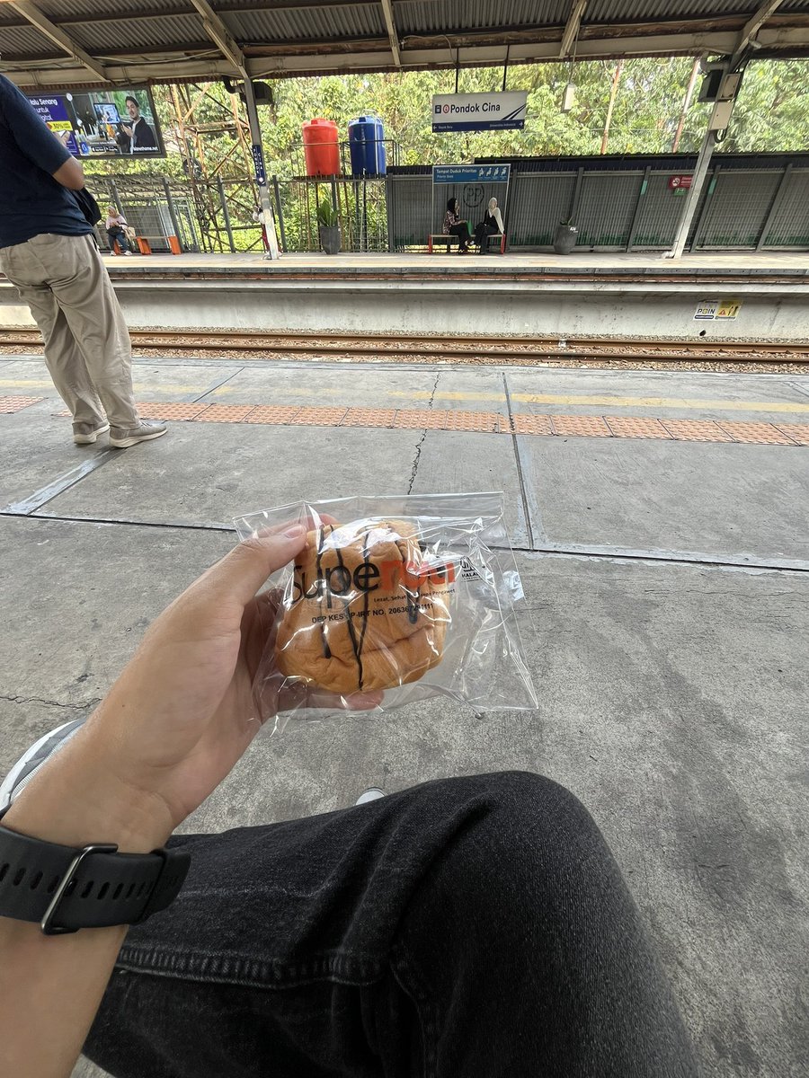 llstrz's tweet photo. tiap wfo beli ini mulu, udah muak jujur tp butuh ganjelan🙂 https://t.co/XIJqPnNIyJ