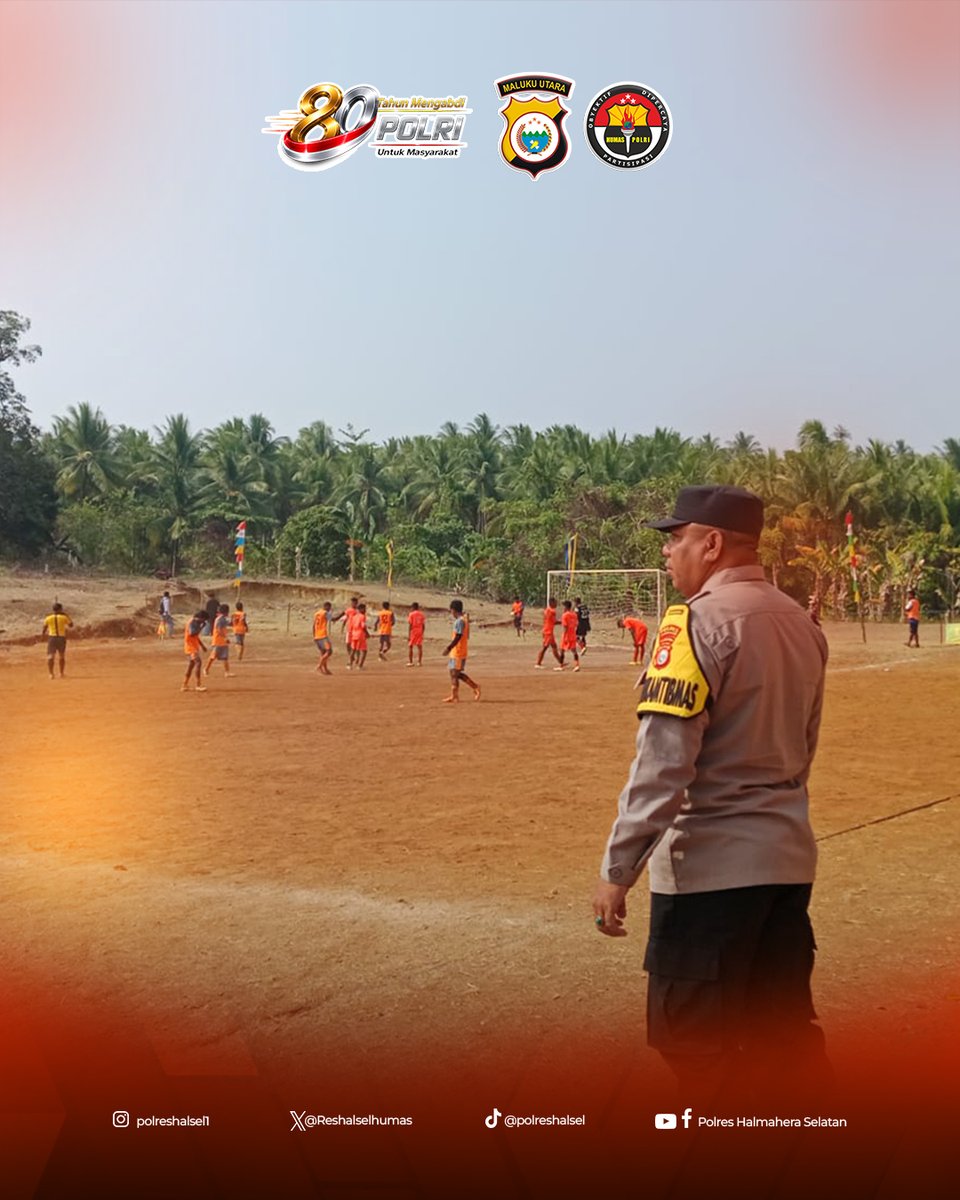 Reshalselhumas's tweet photo. Bhabinkamtibmas Desa Kukupang, Polsek Pulau Joronga, Polres Halmahera Selatan, Aipda Abd. Rahman Abubakar melaksanakan pengamanan pertandingan gawang sedang dalam rangka Open Tournament Pemuda Kukupang Cup I di Lapangan Sepak Bola Desa Kukupang, Kecamatan Kepulauan Joronga, https://t.co/03AfQNGJYh