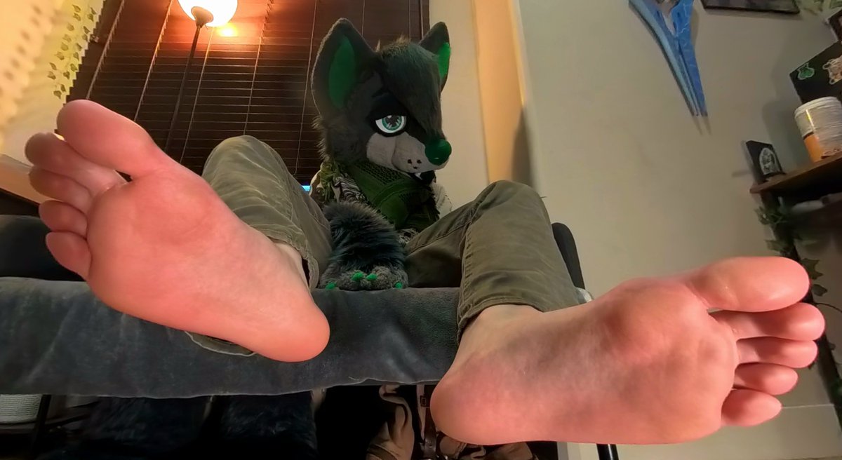 EmeraldPawStash's tweet photo. Hi im Emerald! Needed a place to post the peets so here we are! 
Expect paws, feet, socks and possibly more ;3 ready to get posting so stay tuned 🐾🐾 https://t.co/DBxlg4dqOF