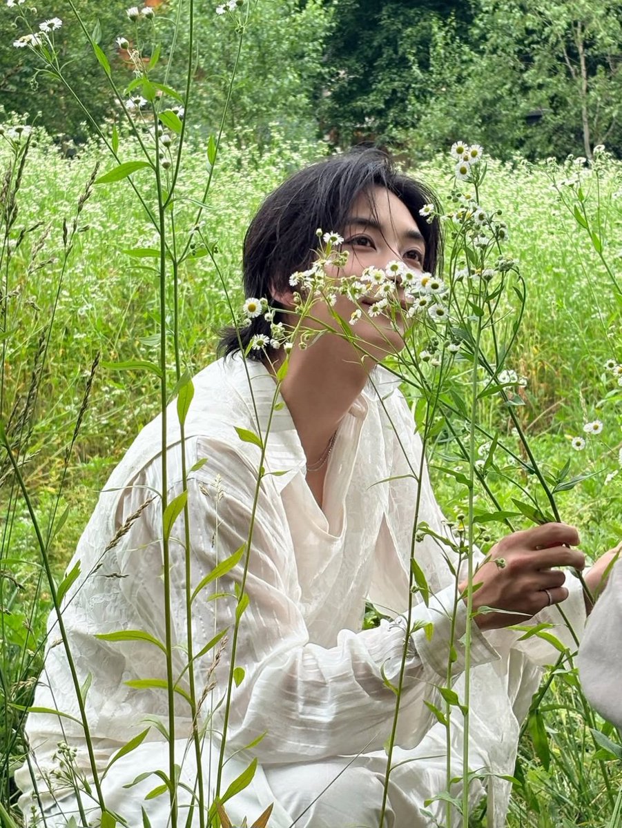 svtnserenade's tweet photo. i am so in love with you, yoon jeonghan. he looks so pure and free-spirited in white. he is truly an angel 🤍 https://t.co/TYsvUpN0kw
