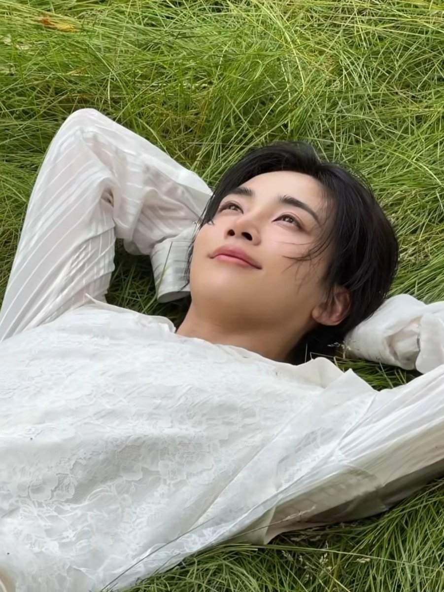 svtnserenade's tweet photo. i am so in love with you, yoon jeonghan. he looks so pure and free-spirited in white. he is truly an angel 🤍 https://t.co/TYsvUpN0kw
