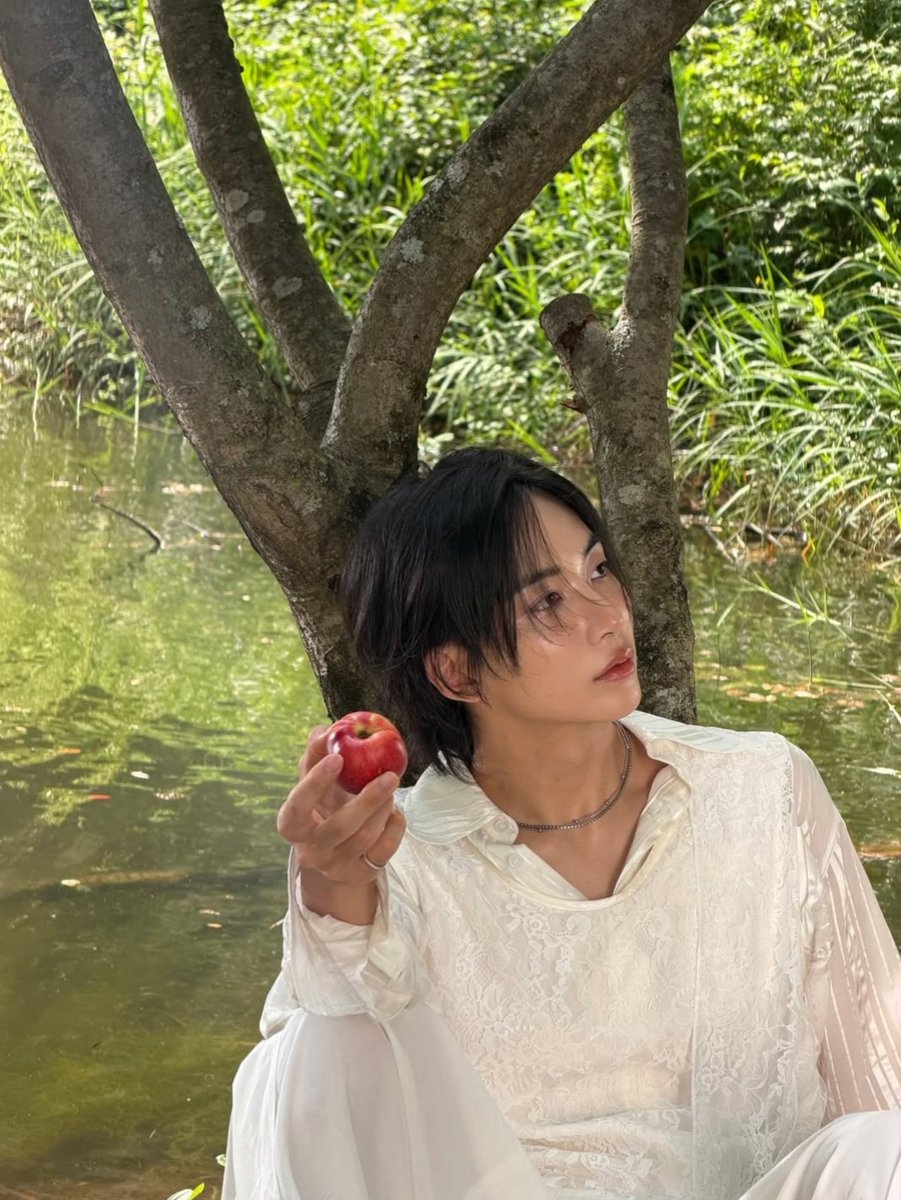 svtnserenade's tweet photo. i am so in love with you, yoon jeonghan. he looks so pure and free-spirited in white. he is truly an angel 🤍 https://t.co/TYsvUpN0kw