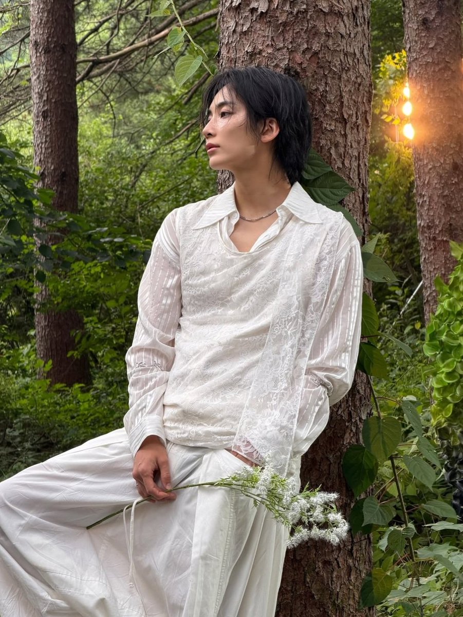 svtnserenade's tweet photo. i am so in love with you, yoon jeonghan. he looks so pure and free-spirited in white. he is truly an angel 🤍 https://t.co/TYsvUpN0kw