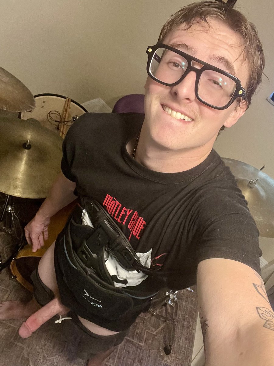 TommyDaBull813's tweet photo. What’s your favorite rock band? We can listen to them while I bend you over! https://t.co/jiGIl2NwlF