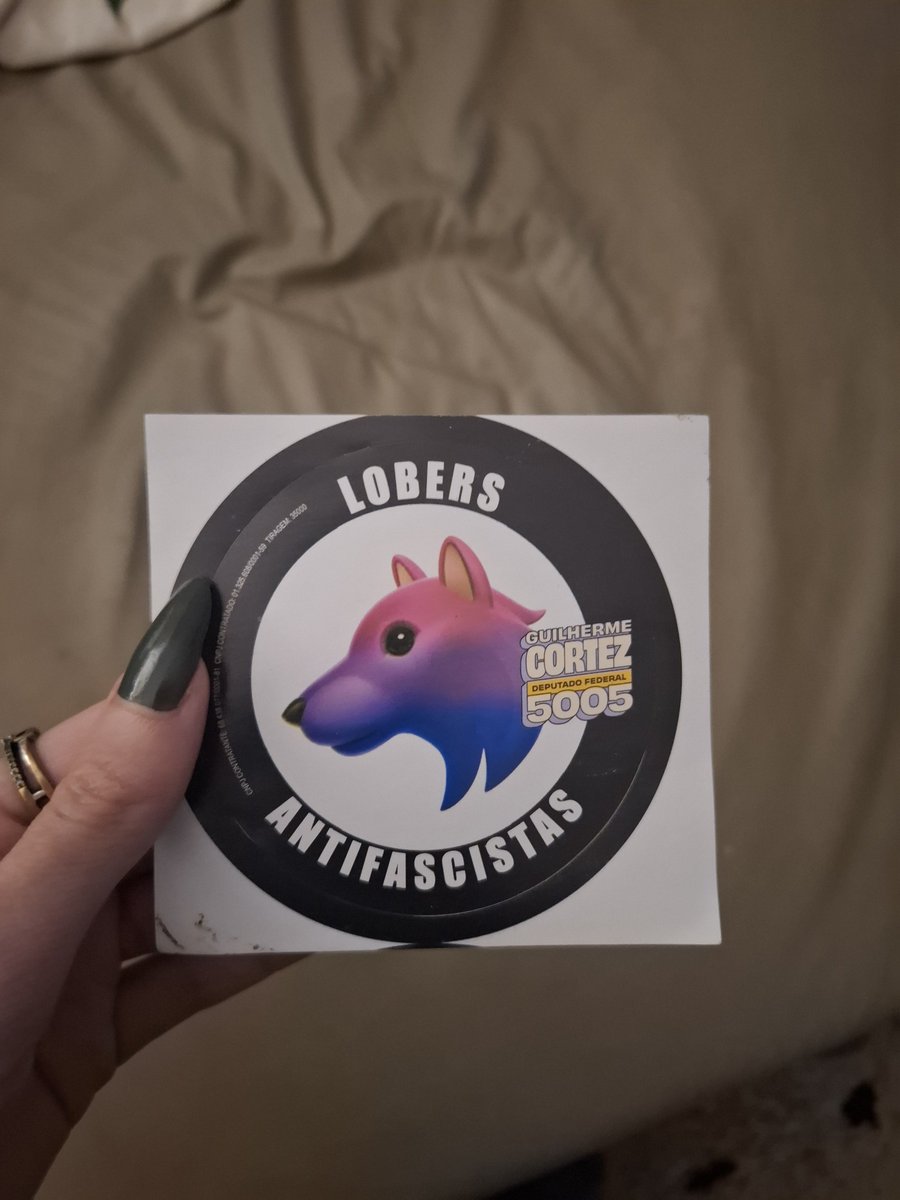 tetosdecapelas's tweet photo. colei meu adesivo do divo do @cortezpsol que peguei no show de sexta na porta do meu quarto 💓 https://t.co/gMasRqCCaW
