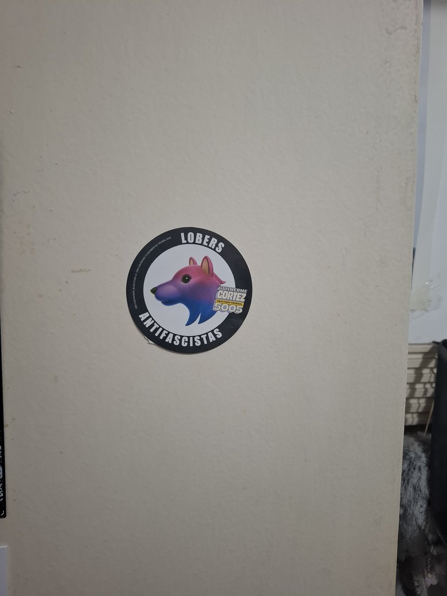 tetosdecapelas's tweet photo. colei meu adesivo do divo do @cortezpsol que peguei no show de sexta na porta do meu quarto 💓 https://t.co/gMasRqCCaW