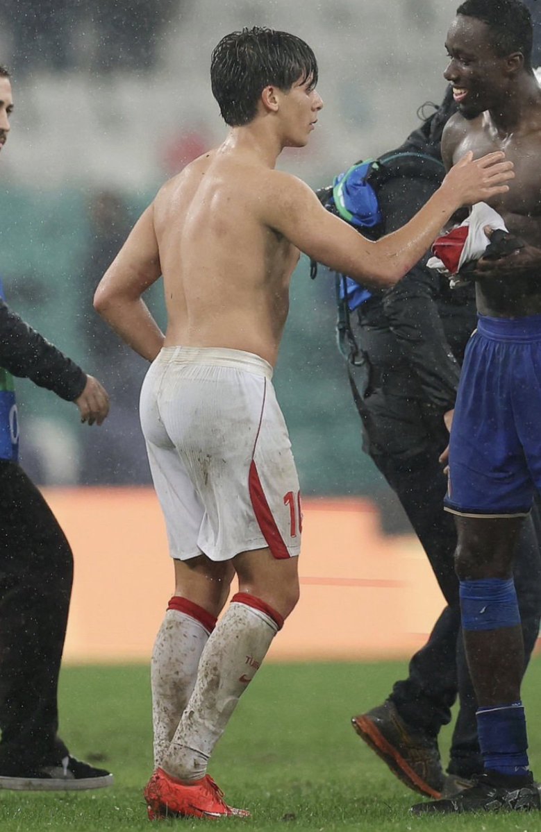 santortiz15's tweet photo. e daí que a turquia sempre perde? a gente tem literalmente o twink princess servindo em campo https://t.co/j6jN3pF9N3