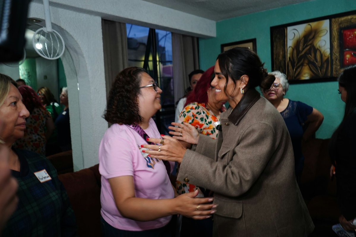 AlessandraRdlv's tweet photo. Alcaldesa en tu casa en la colonia Doctores.
Siempre es un gusto sentarnos a escuchar, compartir y, sobre todo, encontrar soluciones juntos.

Porque aquí no venimos a explicar por qué no se puede. Aquí siempre encontramos el CÓMO SÍ. ❤️‍🔥 https://t.co/WkLO0vEJH3