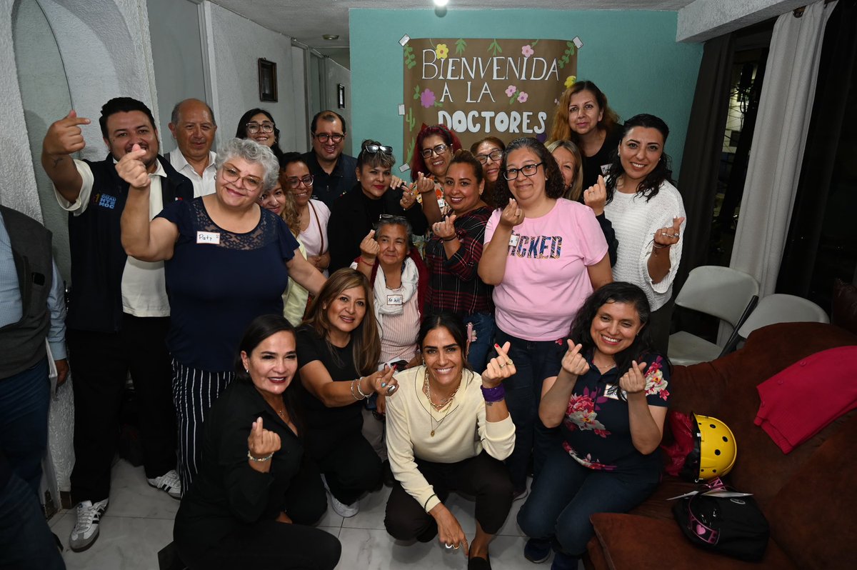 AlessandraRdlv's tweet photo. Alcaldesa en tu casa en la colonia Doctores.
Siempre es un gusto sentarnos a escuchar, compartir y, sobre todo, encontrar soluciones juntos.

Porque aquí no venimos a explicar por qué no se puede. Aquí siempre encontramos el CÓMO SÍ. ❤️‍🔥 https://t.co/WkLO0vEJH3