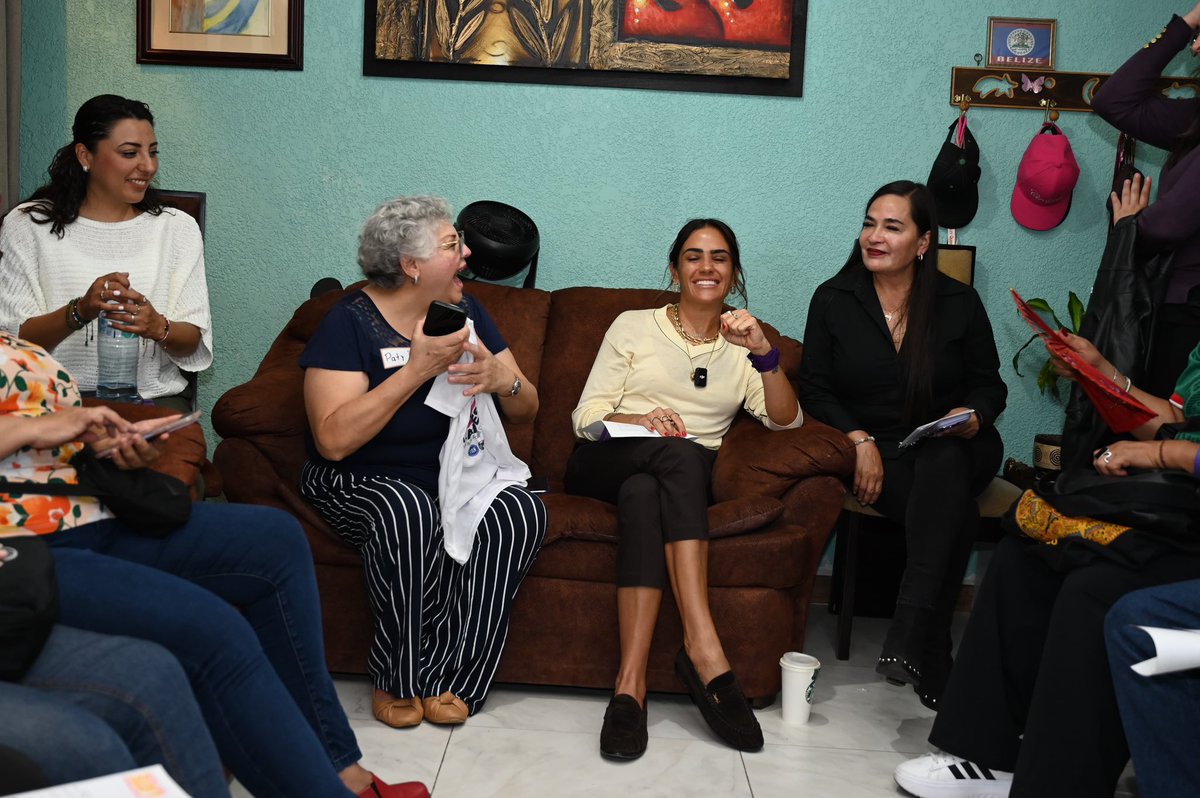 AlessandraRdlv's tweet photo. Alcaldesa en tu casa en la colonia Doctores.
Siempre es un gusto sentarnos a escuchar, compartir y, sobre todo, encontrar soluciones juntos.

Porque aquí no venimos a explicar por qué no se puede. Aquí siempre encontramos el CÓMO SÍ. ❤️‍🔥 https://t.co/WkLO0vEJH3