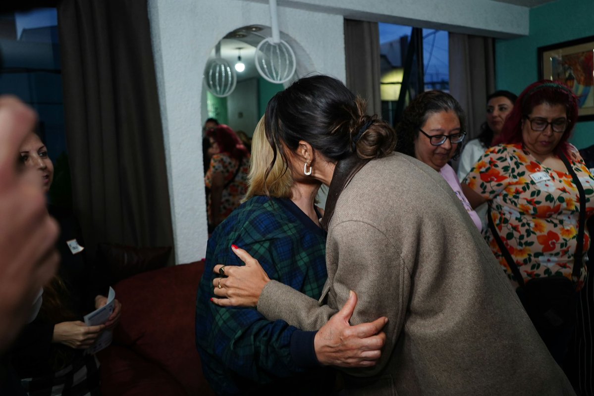 AlessandraRdlv's tweet photo. Alcaldesa en tu casa en la colonia Doctores.
Siempre es un gusto sentarnos a escuchar, compartir y, sobre todo, encontrar soluciones juntos.

Porque aquí no venimos a explicar por qué no se puede. Aquí siempre encontramos el CÓMO SÍ. ❤️‍🔥 https://t.co/WkLO0vEJH3