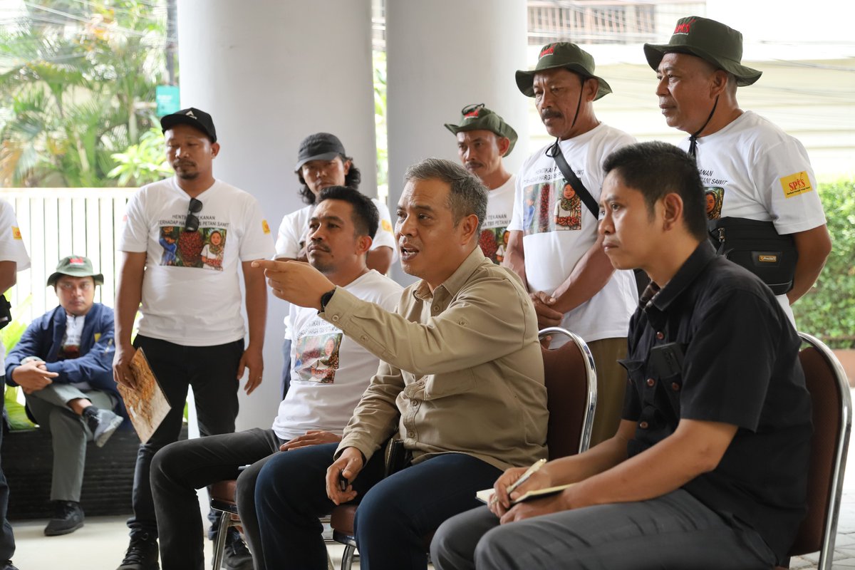 InfoSPKS's tweet photo. Dalam pertemuan dengan Bapak Dirjen, SPKS juga menyerahkan catatan dan rekomendasi sebagai bahan perbaikan serta penguatan kebijakan sawit rakyat berkelanjutan. #infospks #petanisawit #spks #haritani2026 https://t.co/sCh3KB3c1c
